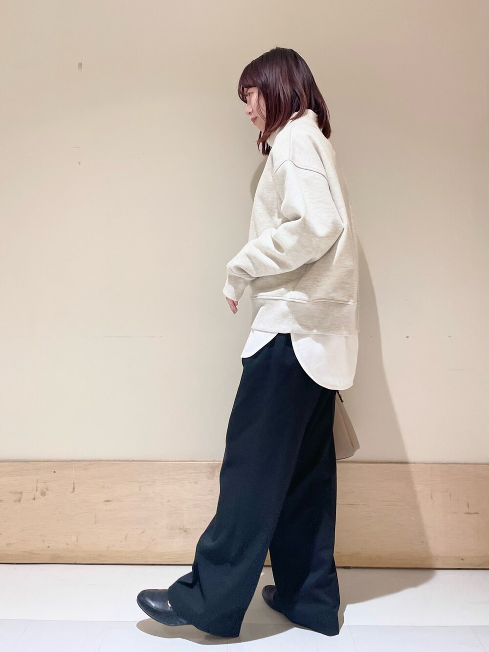 グレー系のTシャツ/カットソー、ホワイト系のTシャツ/カットソー、グレー系のその他パンツを着用したレディースの冬コーディネートの5枚目の写真