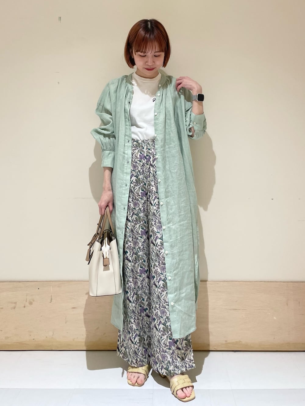 パープル系のその他パンツ、ベージュ系のサンダル、グリーン系のワンピースを着用したレディースの春コーディネートの2枚目の写真