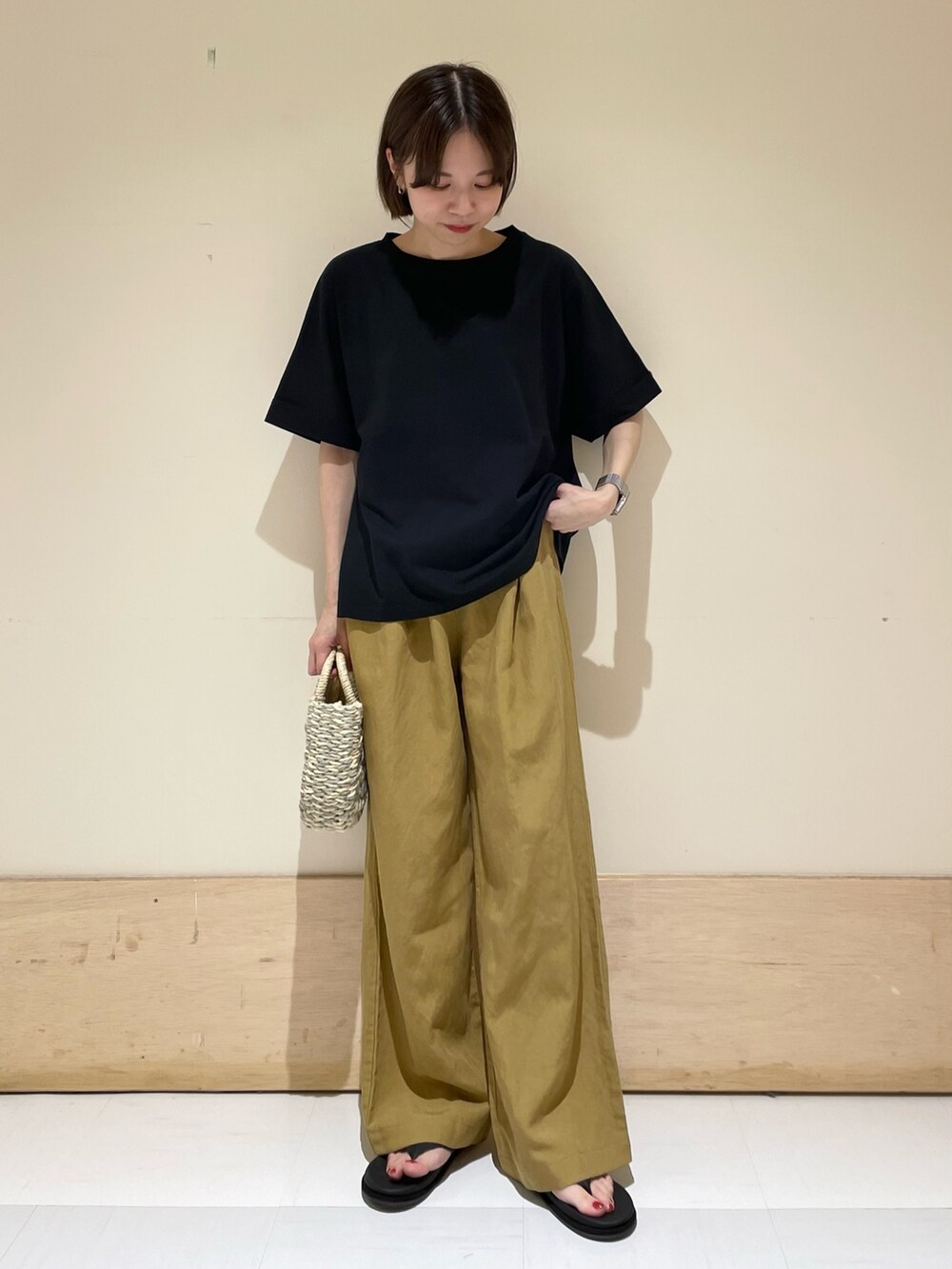 ブラック系のTシャツ/カットソー、イエロー系のその他パンツ、グレー系のかごバッグを着用したレディースの夏コーディネートの4枚目の写真