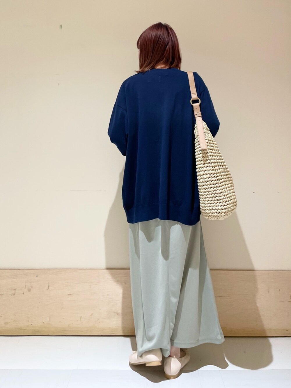 ピンク系のバレエシューズ、ホワイト系のTシャツ/カットソー、グリーン系のスカートを着用したレディースの春コーディネートの6枚目の写真