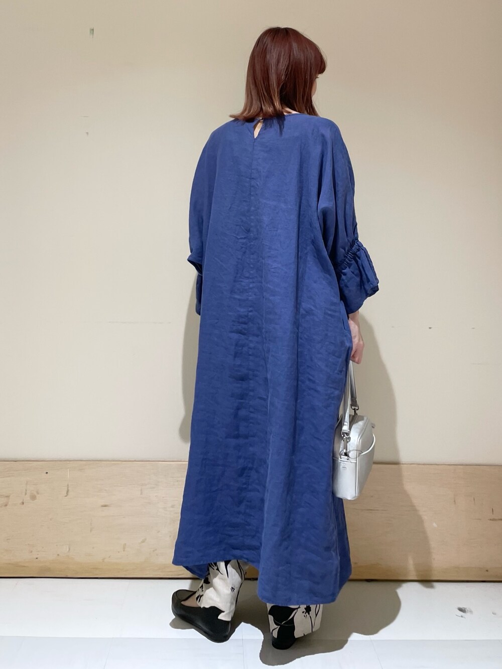 ブルー系のワンピース、ベージュ系のその他パンツ、ブラック系のローファーを着用したレディースの春コーディネートの6枚目の写真