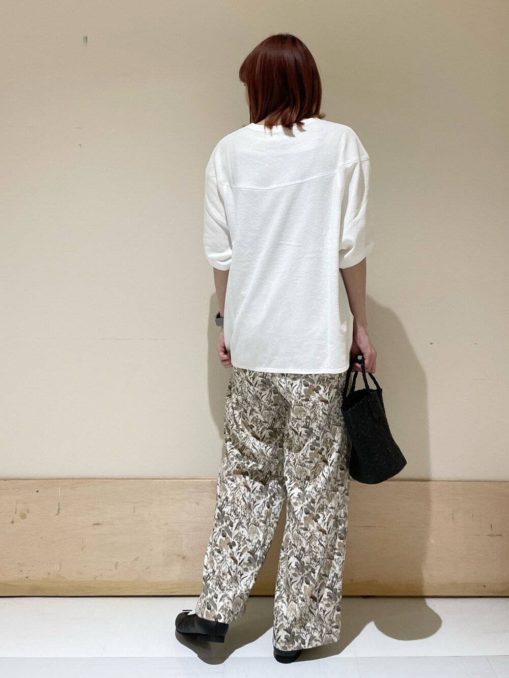 ホワイト系のTシャツ/カットソー、ホワイト系のその他パンツ、ブラック系のバレエシューズを着用したレディースの春コーディネートの6枚目の写真