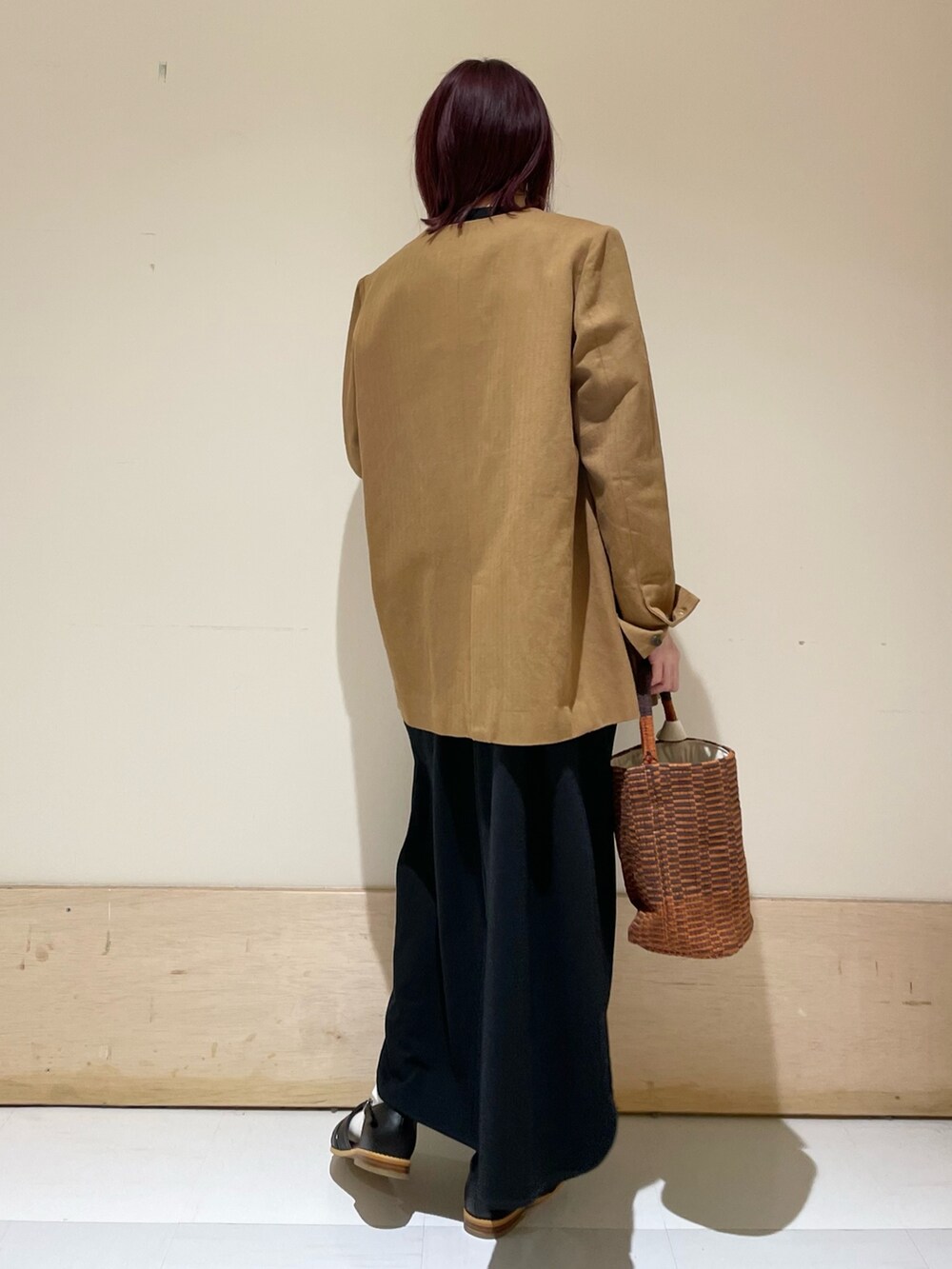 ブラック系のワンピース、ベージュ系のノーカラージャケット、ブラック系のサンダルを着用したレディースの春コーディネートの8枚目の写真