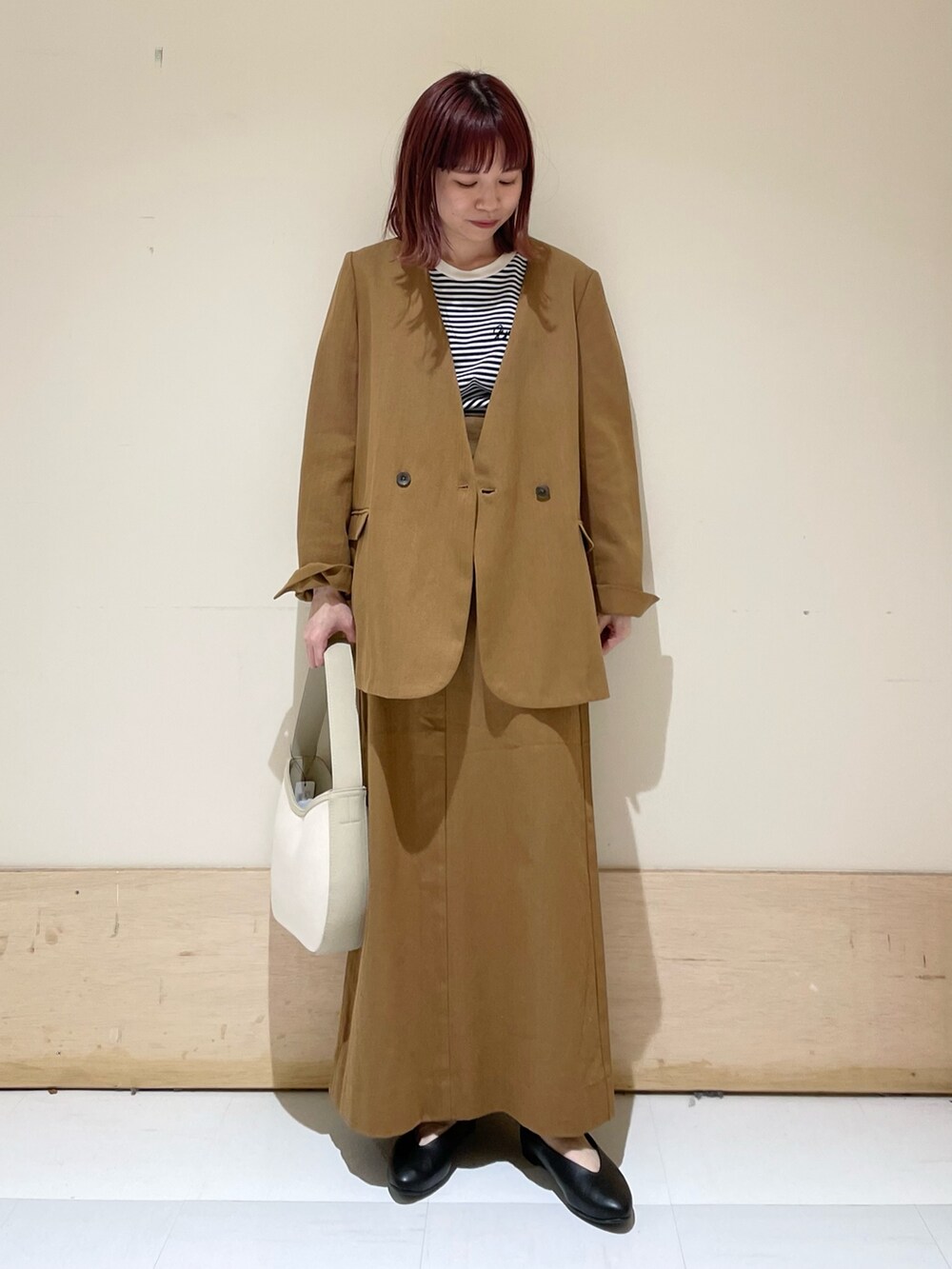 「URBAN RESEARCH DOORS、URBAN RESEARCH DOORS WOMENS、アーバンリサーチドアーズ、セットアップ、ボーダー、ジャケット、グルカスカート、春コーデ、いまどきジャケット写真、シンプルコーデ、ショップスタッフの好印象コーデ、ショップスタッフの推しセットアップ、低身長、低身長コーデ、大人カジュアル」|「URBAN RESEARCH DOORSのコットンリネンノーカラージャケット(ノーカラージャケット、ベージュ系)」を使った、ホンダ マユさん(レディース・152cm)の春コーディネートの3枚目の写真