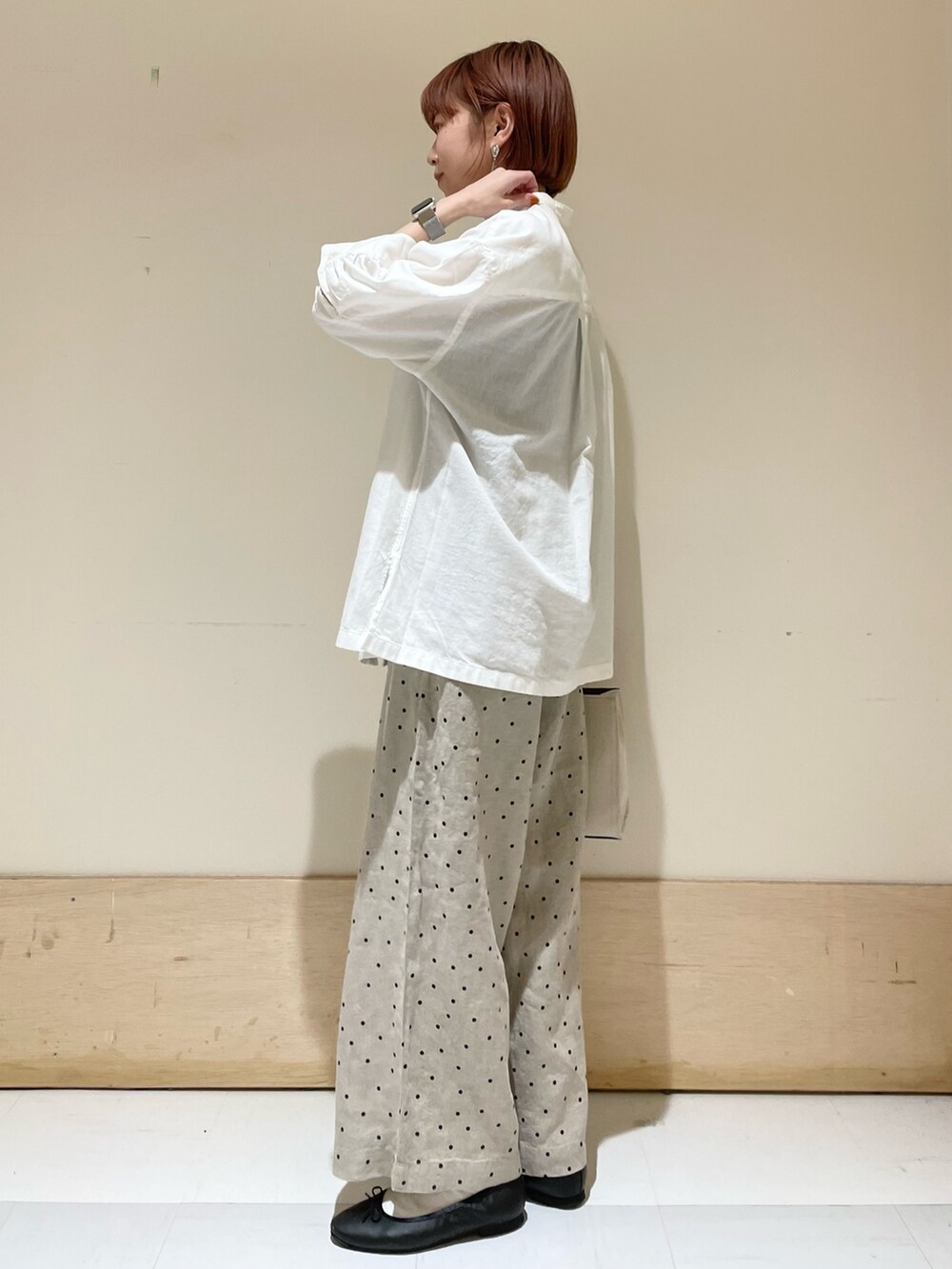 ベージュ系のその他パンツ、ブラウン系のハンドバッグ、ブラック系のバレエシューズを着用したレディースの春コーディネートの4枚目の写真