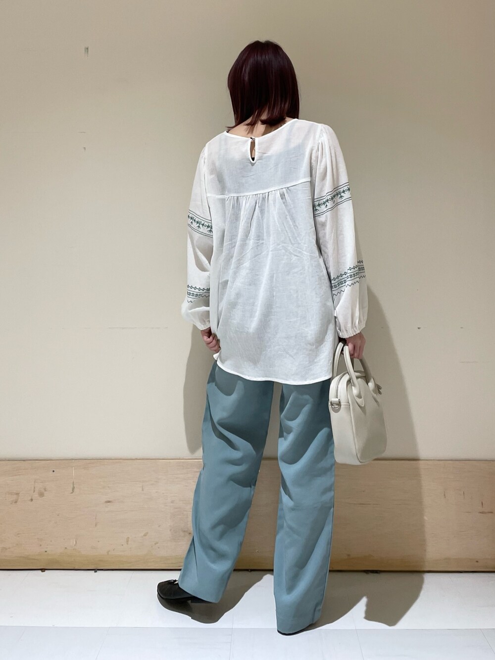 ホワイト系のシャツ/ブラウス、ベージュ系のショルダーバッグ、グリーン系のその他パンツを着用したレディースの春コーディネートの7枚目の写真