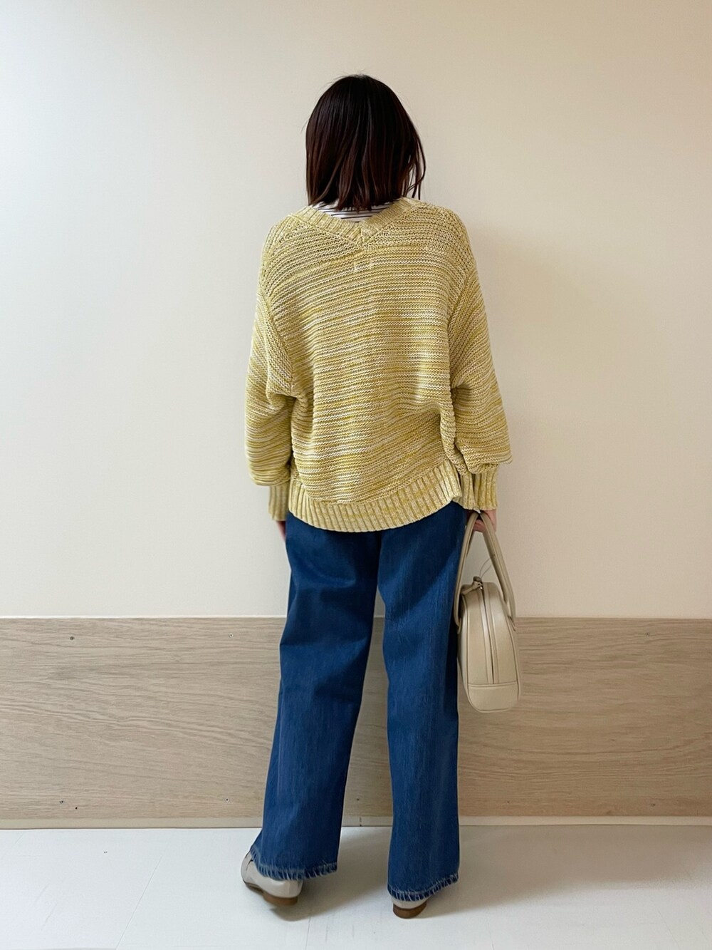 イエロー系のカーディガン/ボレロ、ブルー系のTシャツ/カットソー、ブルー系のその他パンツを着用したレディースの春コーディネートの8枚目の写真