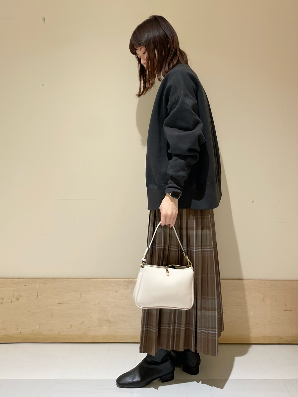 ブラウン系のスカート、グレー系のカーディガン/ボレロ、グレー系のニット/セーターを着用したレディースの冬コーディネートの3枚目の写真