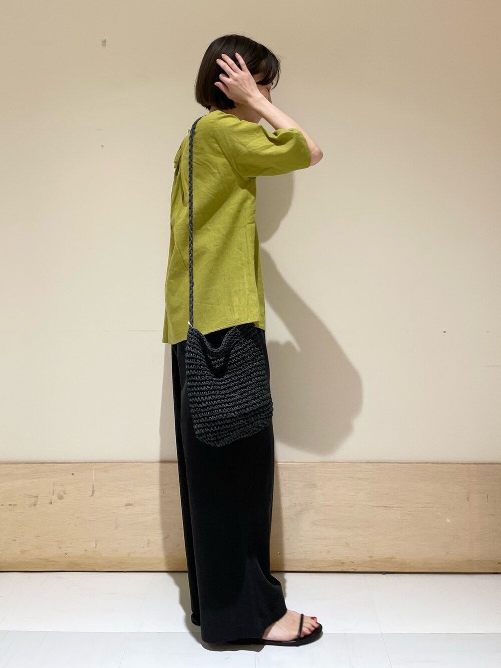 イエロー系のシャツ/ブラウス、ブラック系のその他パンツ、ブラック系のショルダーバッグを着用したレディースの夏コーディネートの5枚目の写真