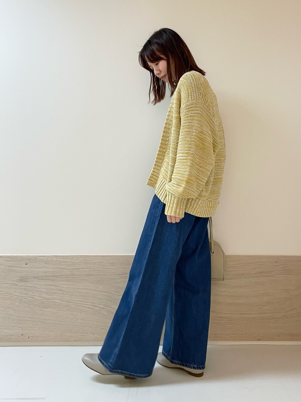 イエロー系のカーディガン/ボレロ、ブルー系のTシャツ/カットソー、ブルー系のその他パンツを着用したレディースの春コーディネートの6枚目の写真