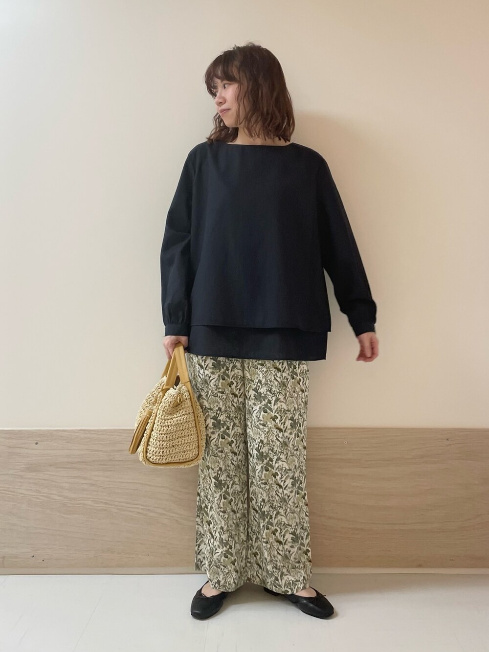ブルー系のシャツ/ブラウス、ブラック系のバレエシューズ、ホワイト系のその他パンツを着用したレディースの春コーディネートの4枚目の写真