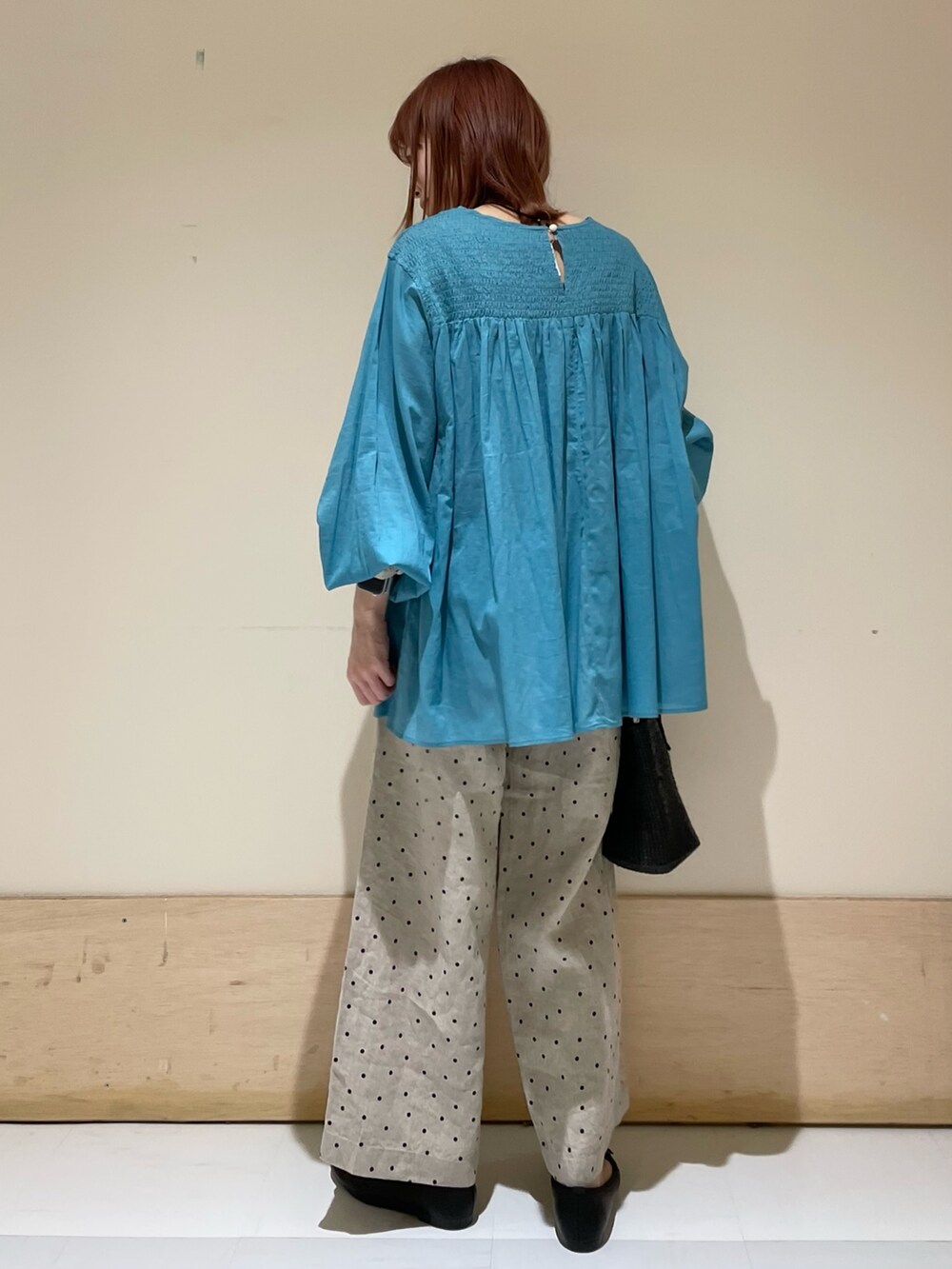 ベージュ系のその他パンツ、ブラック系のバレエシューズ、ブルー系のシャツ/ブラウスを着用したレディースの春コーディネートの6枚目の写真