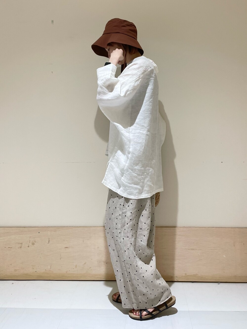 「URBAN RESEARCH DOORS、URBAN RESEARCH DOORS WOMENS、アーバンリサーチドアーズ、ワントーンコーデ、ホワイトコーデ、ベージュ、淡色コーデ、ドット、リネン、レース、初夏コーデ、春夏コーデ、休日スタイル、シンプルコーデ、低身長」｜「RODE SKOのラフソールナローストラップサンダル（サンダル、ブラック系）」を使った、ホンダ マユさん（レディース・152cm）の夏コーディネートの3枚目の写真