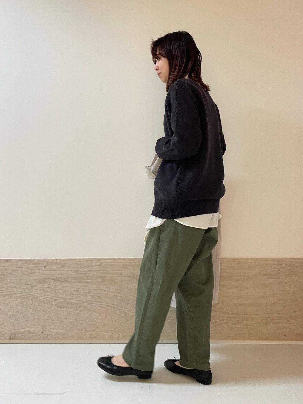 「URBAN RESEARCH DOORS、URBAN RESEARCH DOORS WOMENS、アーバンリサーチドアーズ、春アウター、ロングコート、大人カジュアル、春コーデ、春のおしゃ見えテクニック、デートコーデ、春服みてみて、レイヤードスタイル、お出かけコーデ、シンプルコーデ、低身長、骨格ストレート」｜「URBAN RESEARCH DOORSの2ストラップショルダーバッグ（ショルダーバッグ、ホワイト系）」を使った、ホンダ マユさん（レディース・152cm）の春コーディネートの10枚目の写真