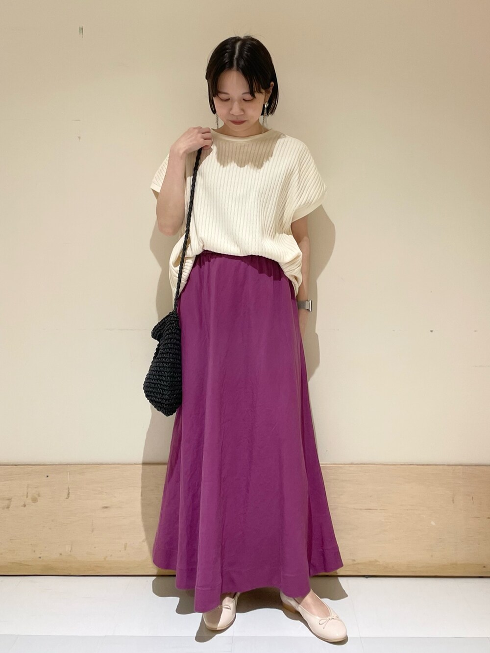 ブラック系のショルダーバッグ、ピンク系のバレエシューズ、ホワイト系のニット/セーターを着用したレディースの夏コーディネートの3枚目の写真