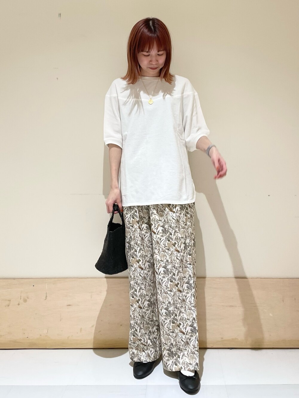 ホワイト系のTシャツ/カットソー、ホワイト系のその他パンツ、ブラック系のバレエシューズを着用したレディースの春コーディネートの2枚目の写真