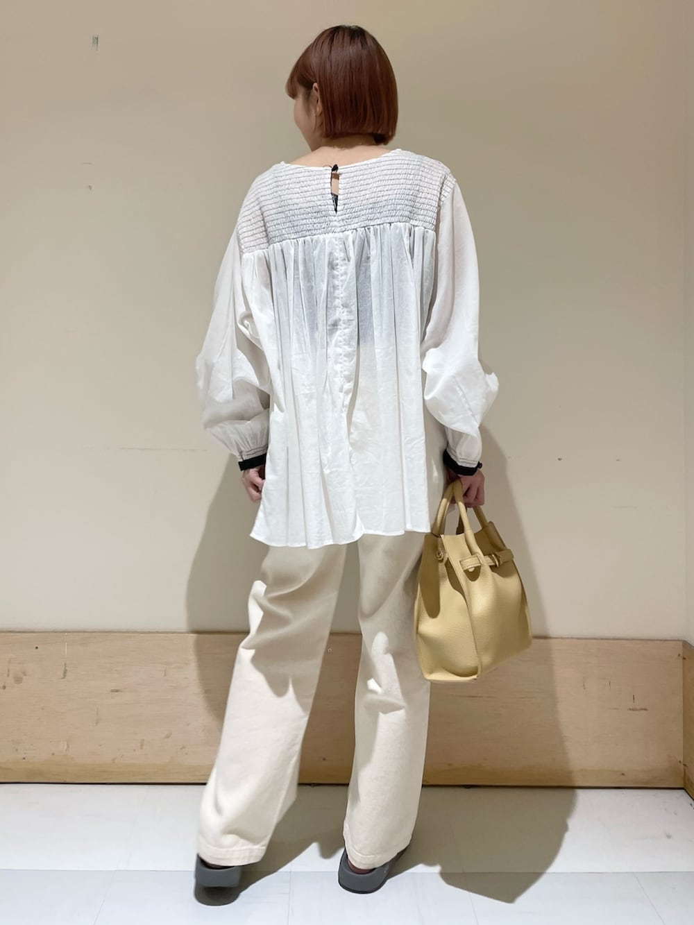 グレー系のサンダル、イエロー系のトートバッグ、ホワイト系のシャツ/ブラウスを着用したレディースの春コーディネートの8枚目の写真