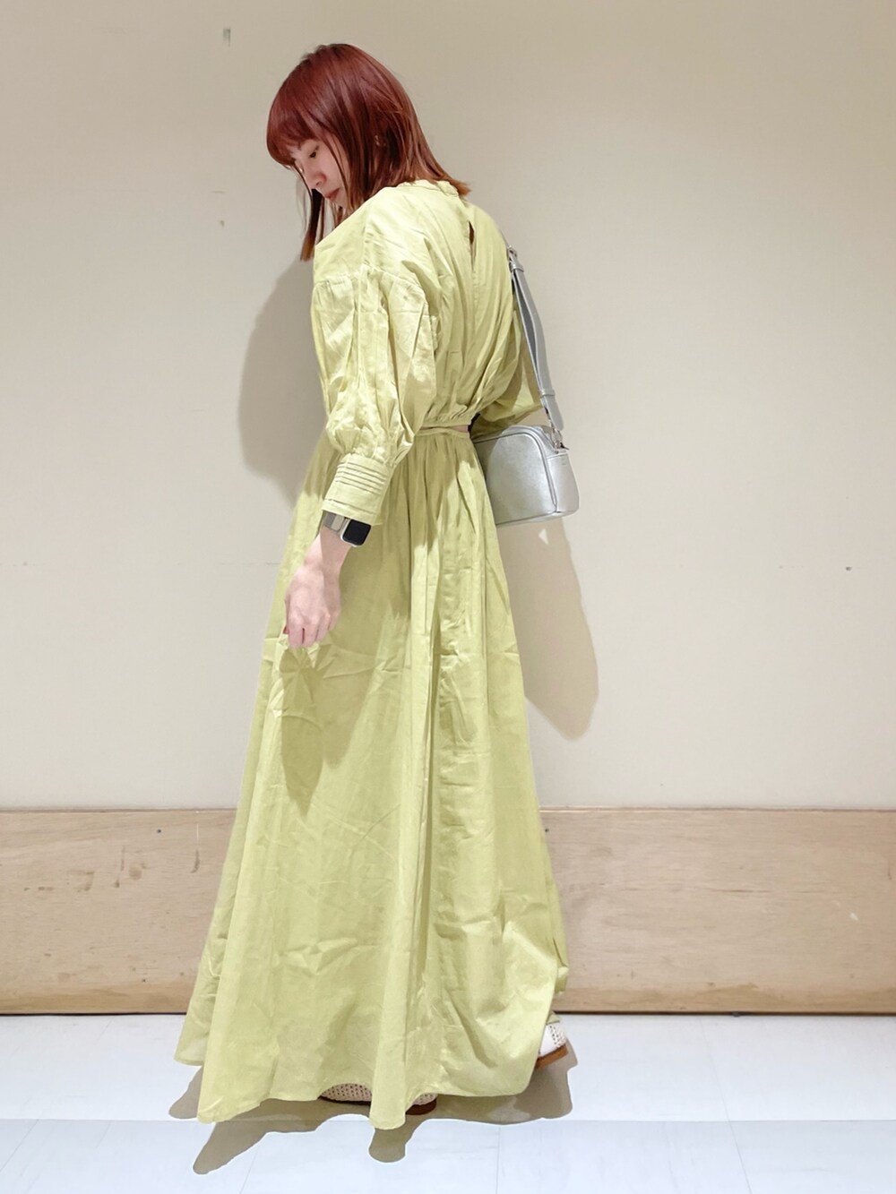 グリーン系のワンピース、シルバー系のショルダーバッグ、ホワイト系のパンプスを着用したレディースの春コーディネートの8枚目の写真