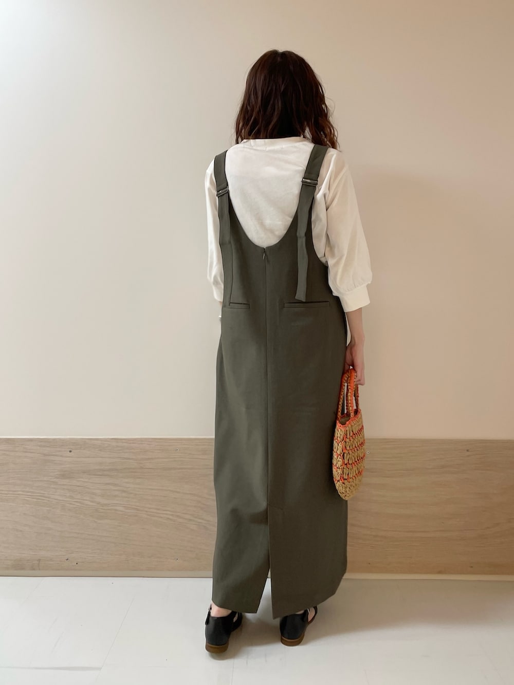 「URBAN RESEARCH DOORS、URBAN RESEARCH DOORS WOMENS、アーバンリサーチドアーズ、FORK&SPOON、ジャンスカ、ジャンパースカート、きれいめカジュアル、春夏コーデ、お出かけコーデ、休日スタイル、低身長コーデ、骨格ストレート、デートコーデ、シンプルコーデ、楽ちんコーデ」｜「FORK&SPOONのFORK&SPOON　ハイツイストコットンギャザースリーブTシャツ（Tシャツ/カットソー、ホワイト系）」を使った、ホンダ マユさん（レディース・152cm）の春コーディネートの7枚目の写真