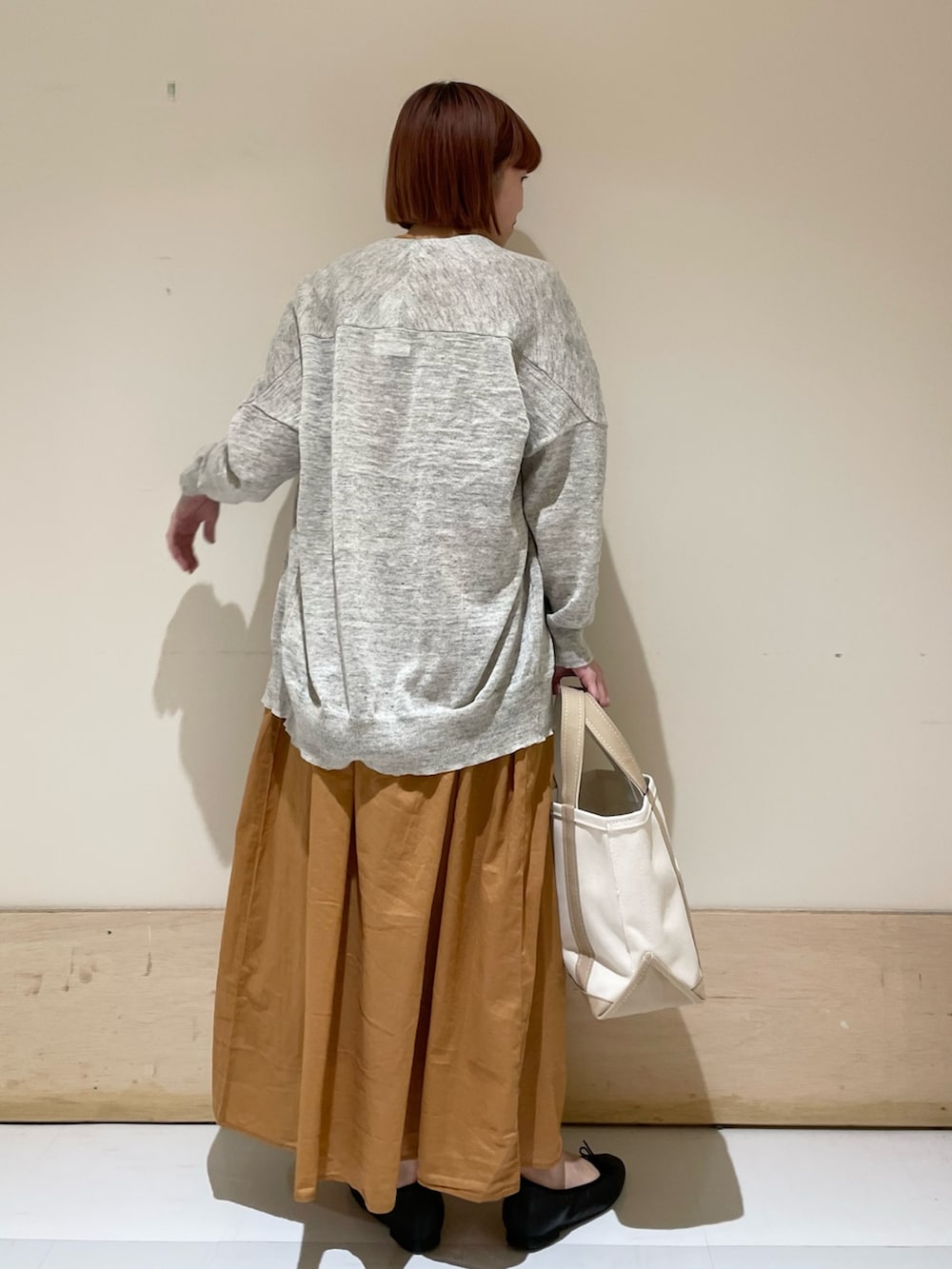 「URBAN RESEARCH DOORS、URBAN RESEARCH DOORS WOMENS、アーバンリサーチドアーズ、orcival、カーディガン、リネン、ワンピース、ギャザーワンピース、トートバッグ、ビッグシルエット、休日スタイル、春夏コーデ、初夏コーデ、バレエシューズ、低身長」|「URBAN RESEARCH DOORSのコットンボイルハーフスリーブワンピース(ワンピース、ブラウン系)」を使った、ホンダ マユさん(レディース・152cm)の春コーディネートの7枚目の写真