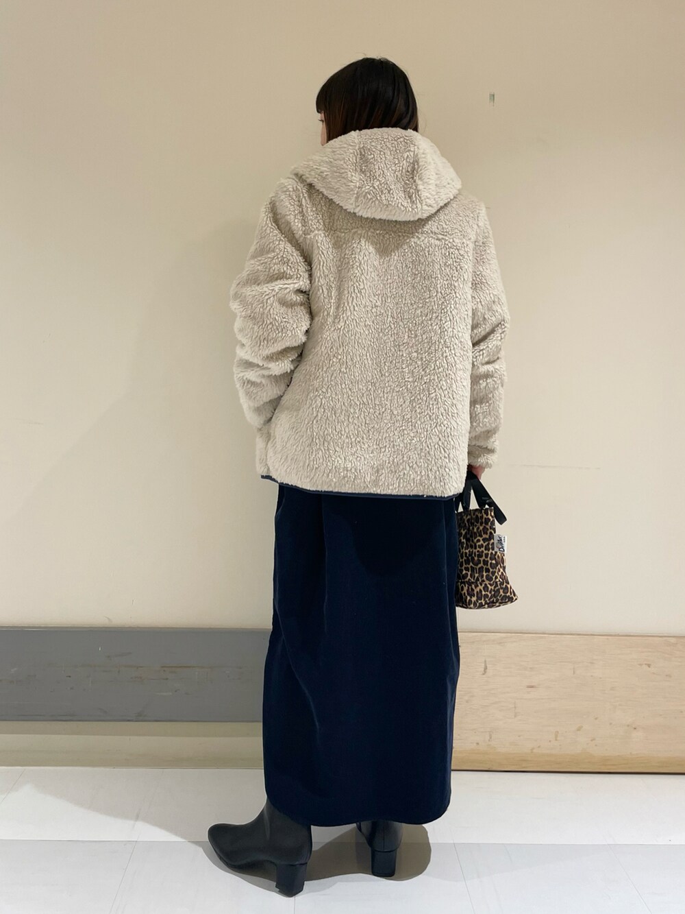 「URBAN RESEARCH DOORS、URBAN RESEARCH DOORS WOMENS、アーバンリサーチドアーズ、パタゴニア、patagonia、リバーシブル、ボアジャケット、コーデュロイ、コーデュロイワンピ、シャツワンピ、152cm、152cmコーデ、低身長コーデ」｜「URBAN RESEARCH DOORSの『WEB/一部店舗限定サイズ』コーデュロイシャツワンピース（ワンピース、ブルー系）」を使った、ホンダ マユさん（レディース・152cm）の秋コーディネートの3枚目の写真