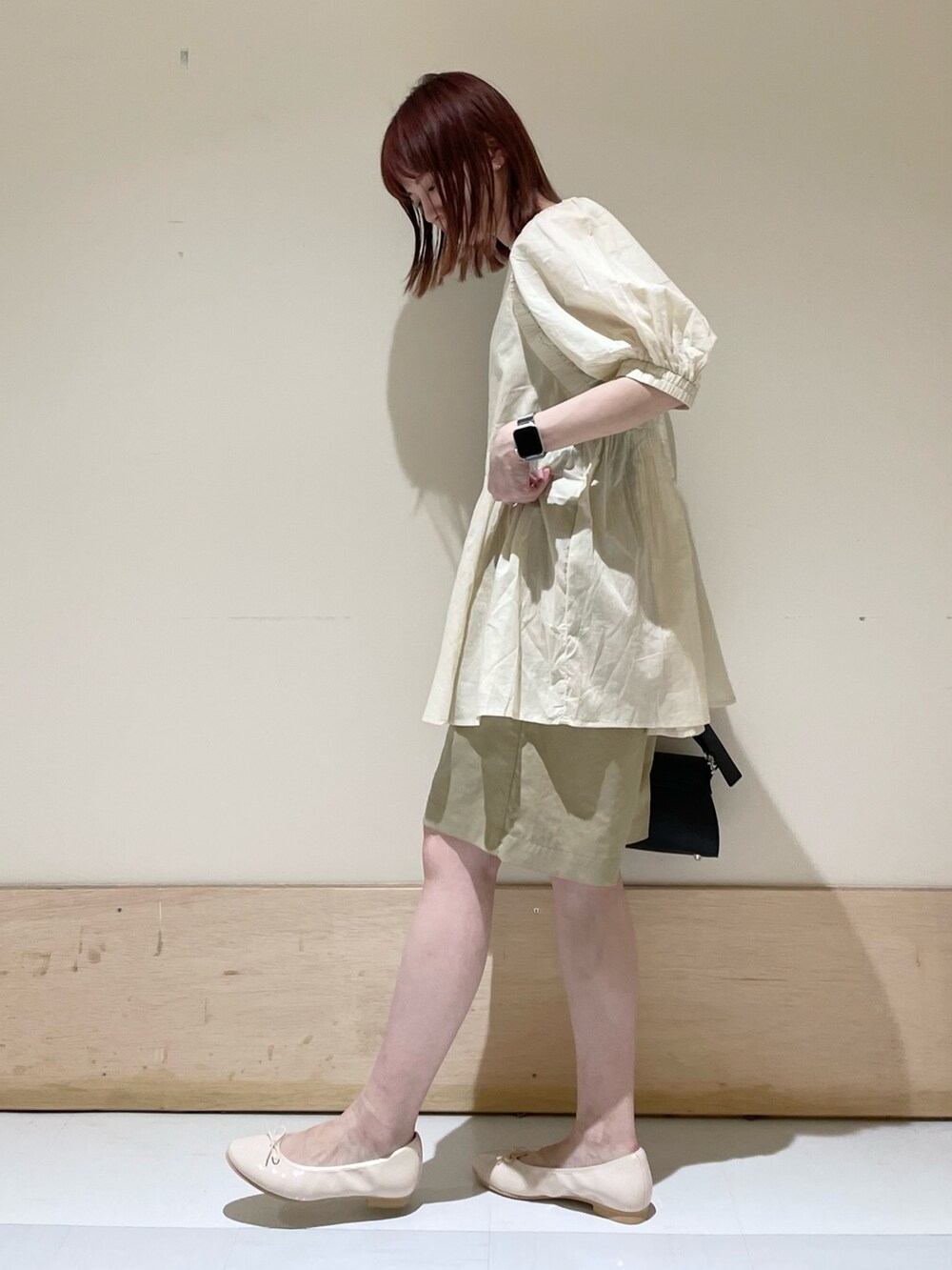 ホワイト系のシャツ/ブラウス、ピンク系のバレエシューズ、ベージュ系のその他パンツを着用したレディースの春コーディネートの4枚目の写真