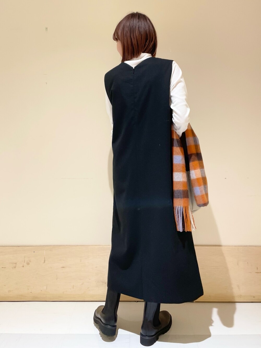 ブラック系のワンピース、ホワイト系のTシャツ/カットソー、ホワイト系のトートバッグを着用したレディースの秋コーディネートの6枚目の写真