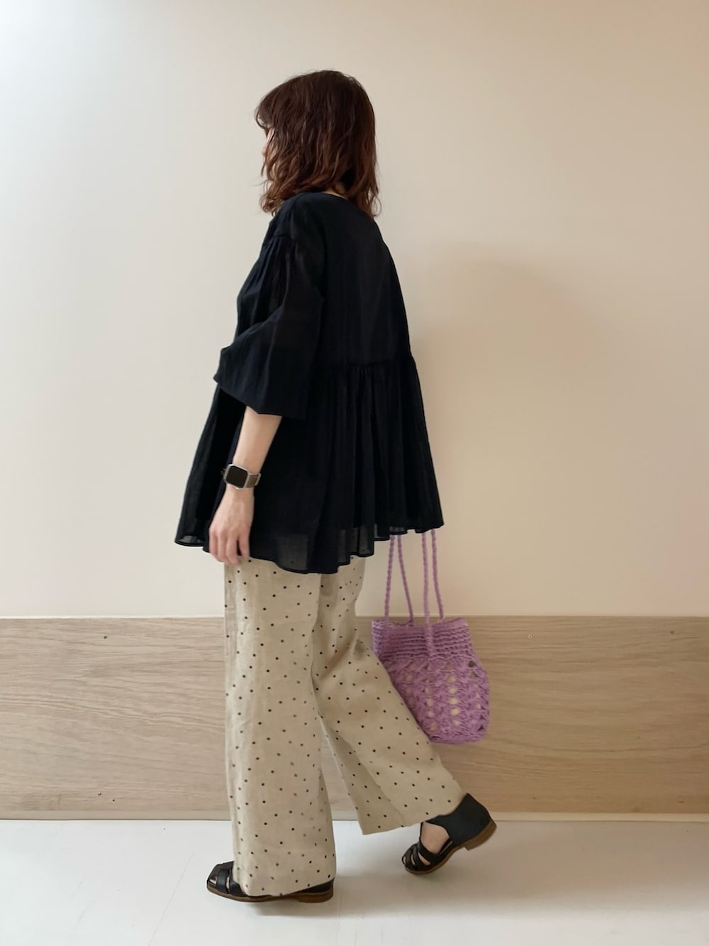 「URBAN RESEARCH DOORS、URBAN RESEARCH DOORS WOMENS、アーバンリサーチドアーズ、ブラウス、ドット、モノトーン、お出かけコーデ、休日スタイル、デートコーデ、きれいめカジュアル、大人カジュアル、春夏コーデ、ペーパーバッグ、低身長、骨格ストレート」｜「URBAN RESEARCH DOORSのコットンボイル2WAYブラウス（シャツ/ブラウス、ブラック系）」を使った、ホンダ マユさん（レディース・152cm）の春コーディネートの5枚目の写真