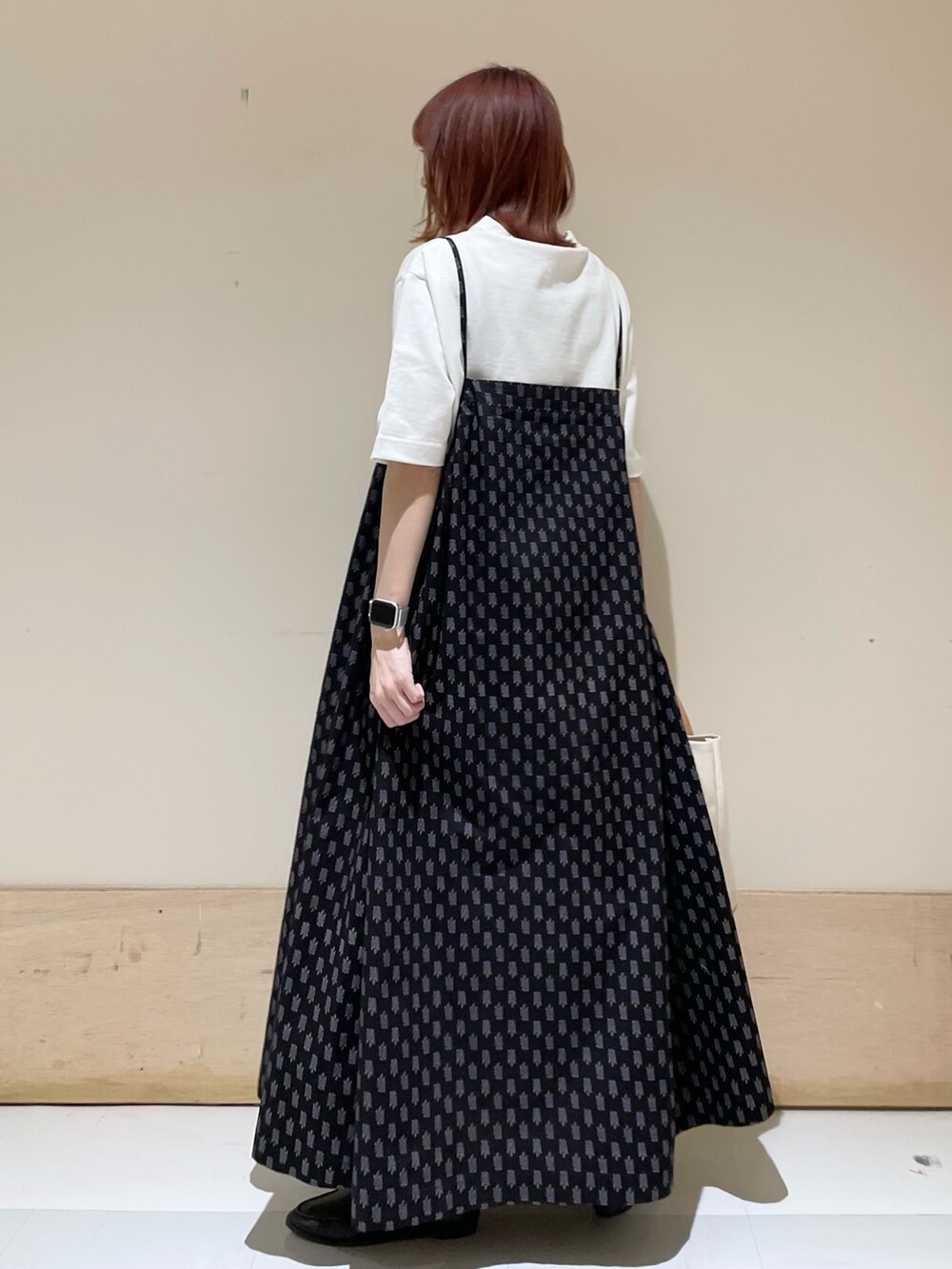 「URBAN RESEARCH DOORS、URBAN RESEARCH DOORS WOMENS、アーバンリサーチドアーズ、かぐれ、FORK&SPOON、キャミワンピ、プリントワンピース、柄ワンピース、シンプルコーデ、ビッグシルエット、休日スタイル、着回しコーデ、キレイめカジュアル、ショップスタッフの好印象コーデ、低身長」｜「かぐれのプリントキャミワンピース（ワンピース、ブラック系）」を使った、ホンダ マユさん（レディース・152cm）の春コーディネートの5枚目の写真