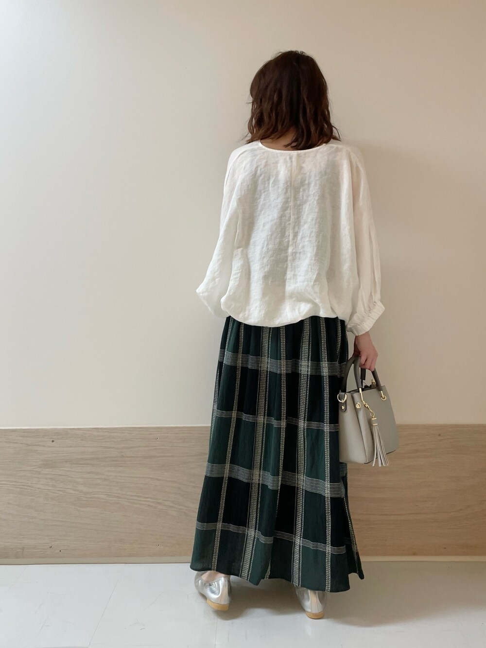 ホワイト系のシャツ/ブラウス、グリーン系のスカート、シルバー系のバレエシューズを着用したレディースの春コーディネートの4枚目の写真