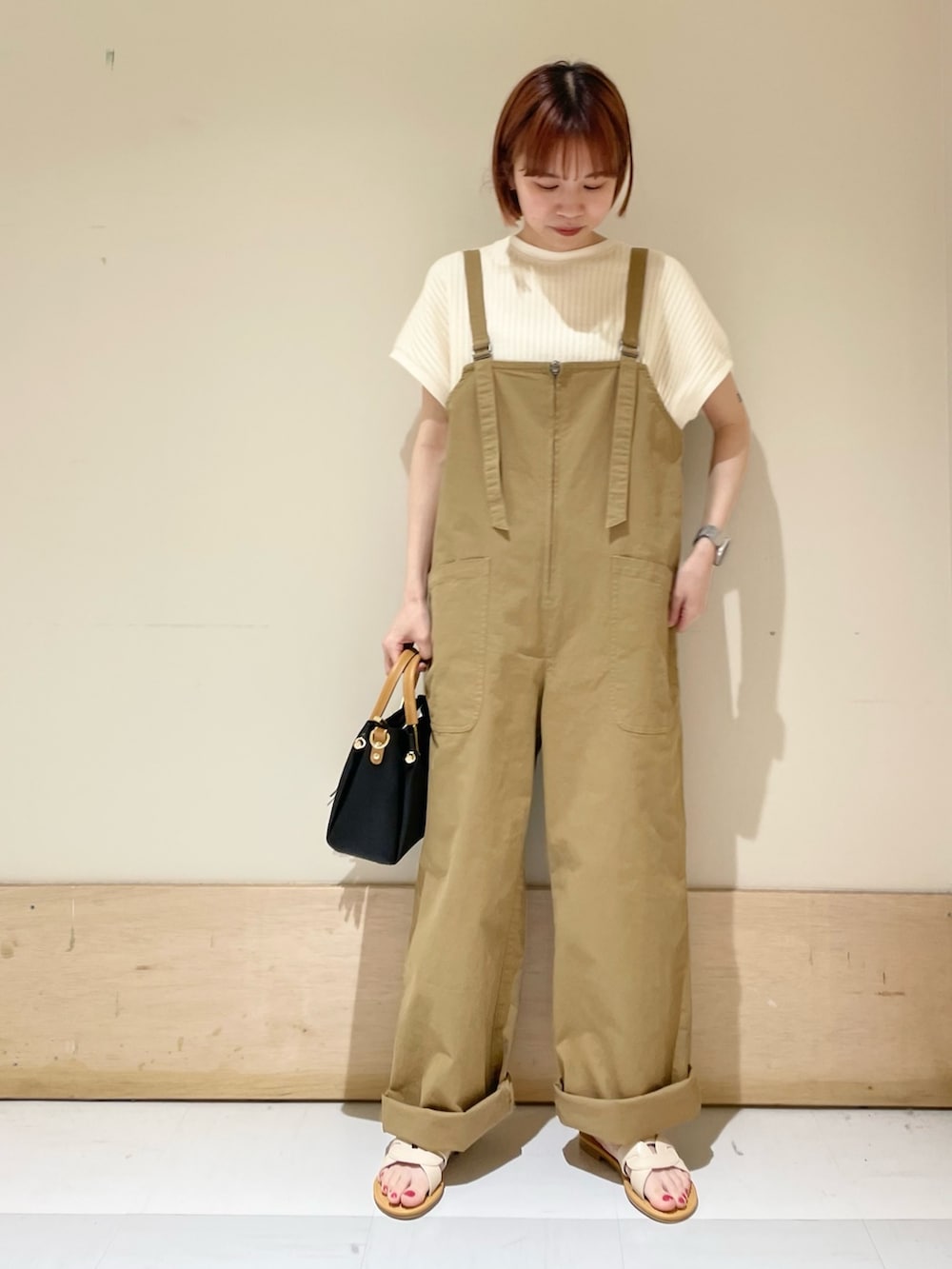 「URBAN RESEARCH DOORS、URBAN RESEARCH DOORS WOMENS、アーバンリサーチドアーズ、EKAL、サロペット、カジュアルコーデ、アウトドアスタイル、お出かけコーデ日記、春夏コーデ、初夏コーデ、休日スタイル、低身長、低身長コーデ、骨格ウェーブ、大人カジュアル」｜「EKALのエンジョイポケットサロペット（サロペット/オーバーオール、ベージュ系）」を使った、ホンダ マユさん（レディース・152cm）の春コーディネートの2枚目の写真