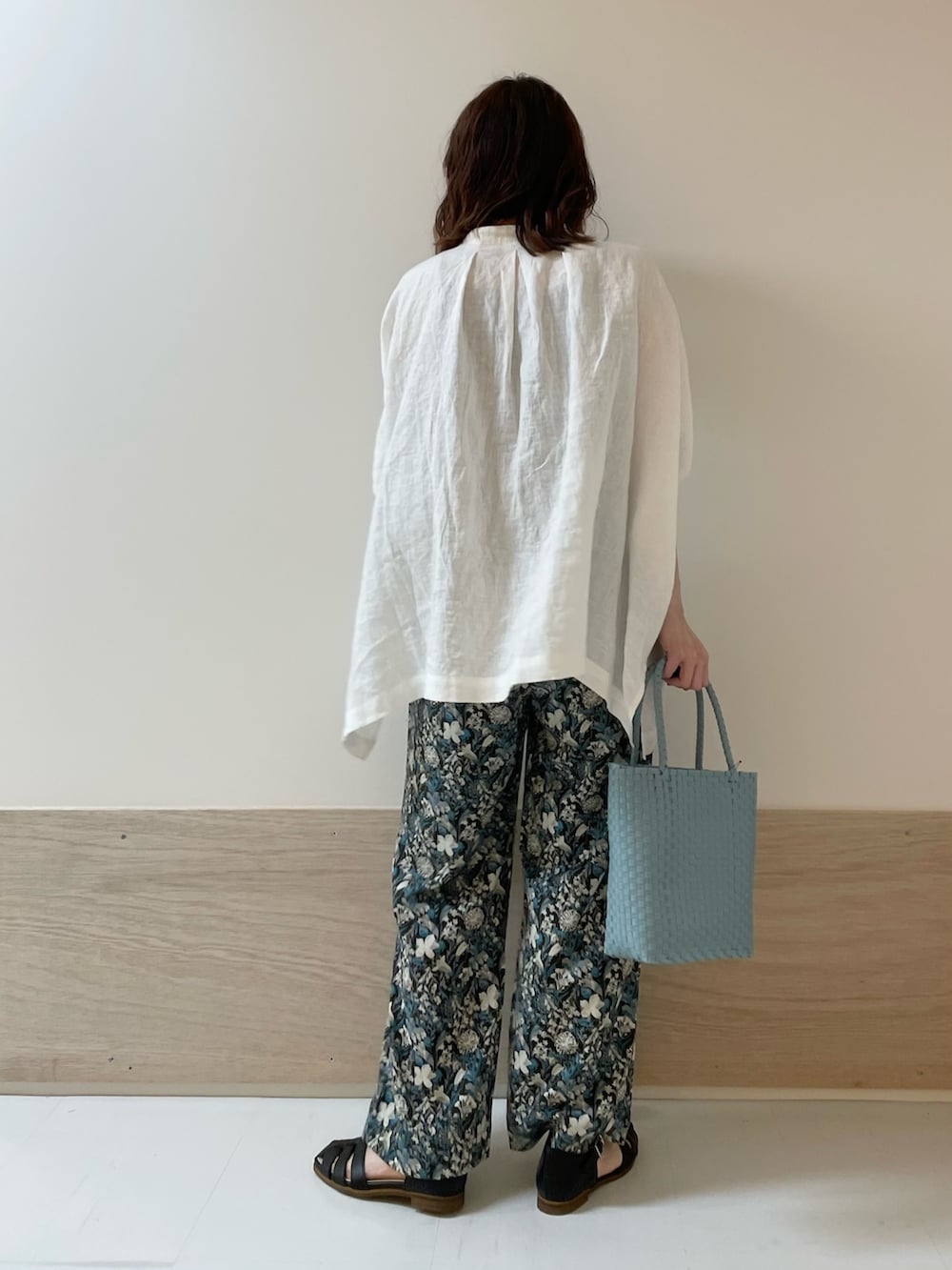 「URBAN RESEARCH DOORS、URBAN RESEARCH DOORS WOMENS、アーバンリサーチドアーズ、柄パンツ、花柄、花柄パンツ、イージーパンツ、きれいめカジュアル、春夏コーデ、お出かけコーデ、休日スタイル、シンプルコーデ、オトナカジュアル、低身長コーデ、骨格ストレート」｜「かぐれのリネンスクエアケープブラウス（シャツ/ブラウス、ホワイト系）」を使った、ホンダ マユさん（レディース・152cm）の春コーディネートの8枚目の写真