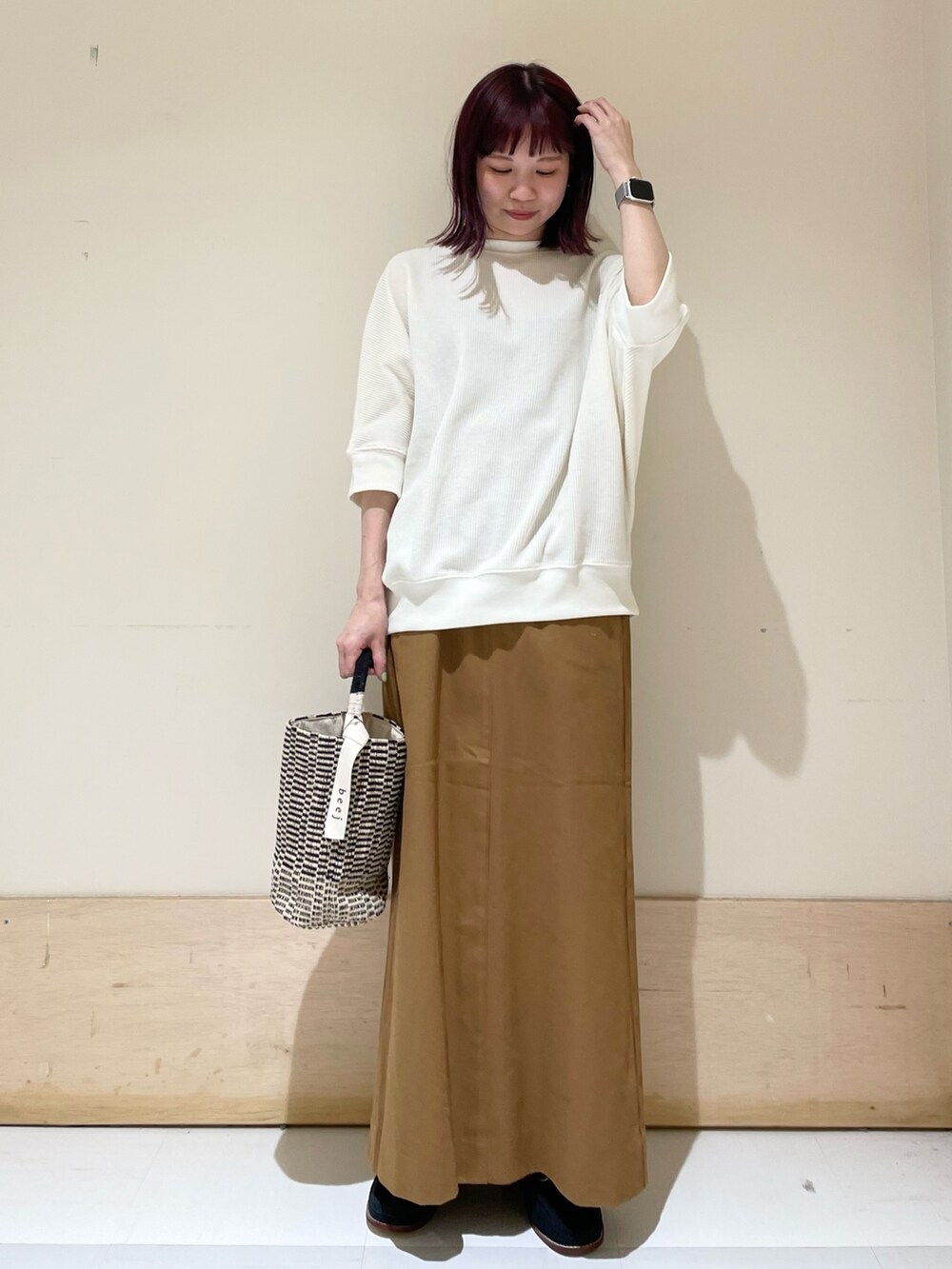 「URBAN RESEARCH DOORS、URBAN RESEARCH DOORS WOMENS、アーバンリサーチドアーズ、グルカスカート、タイトスカート、へリンボーン、ベージュ、ベージュコーデ、モカシン、休日スタイル、春コーデ、大人カジュアル、お出かけコーデ、低身長、低身長コーデ」｜「beejの『別注』beej×DOORS　チューブショルダーバッグ（ショルダーバッグ、ブラック系）」を使った、ホンダ マユさん（レディース・152cm）の春コーディネートの2枚目の写真