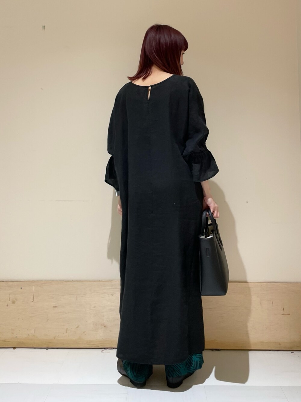 ブラック系のワンピース、ブラック系のトートバッグ、グリーン系のその他パンツを着用したレディースの春コーディネートの7枚目の写真