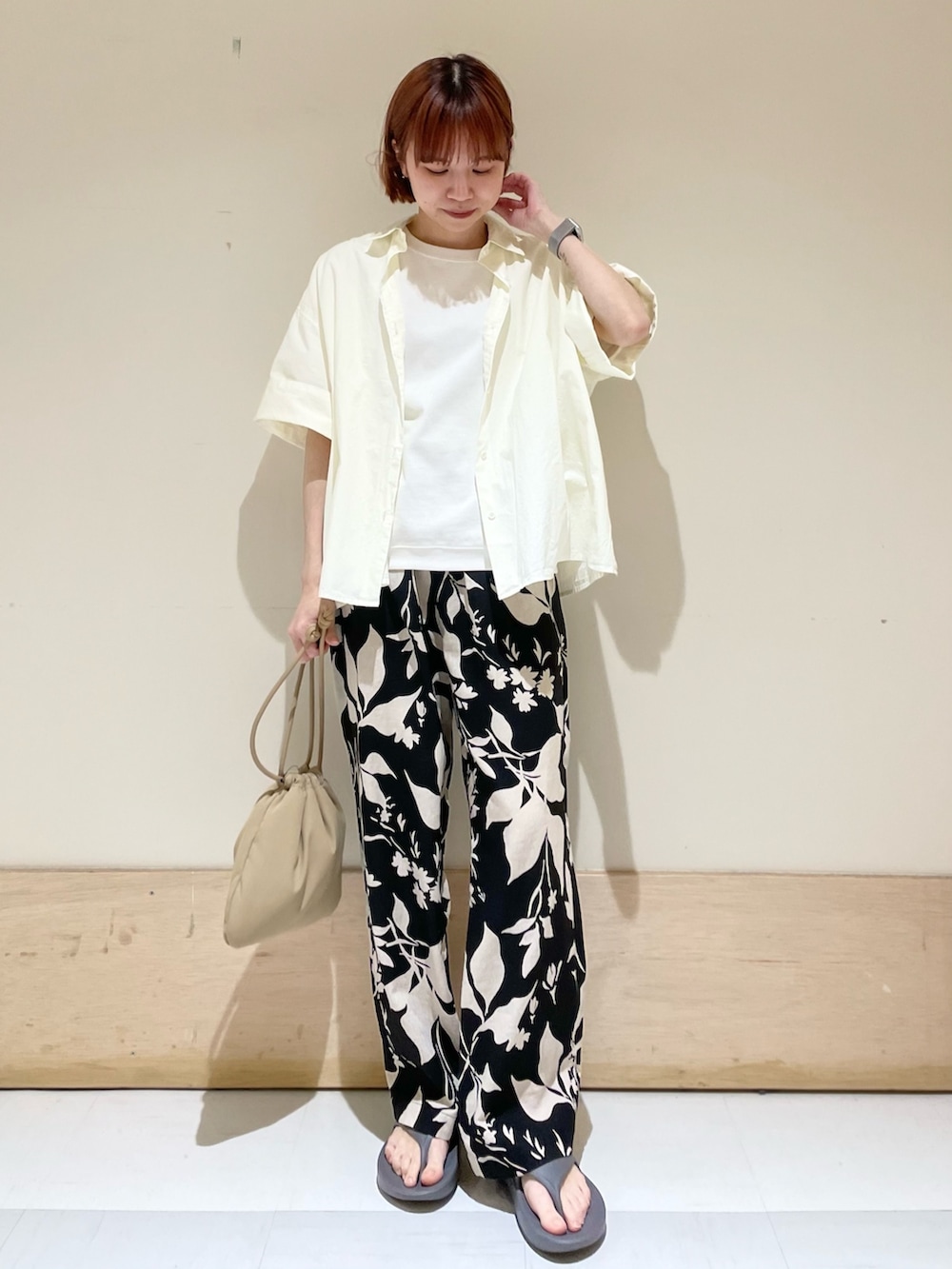 ブラック系のその他パンツ、グレー系のサンダル、ベージュ系のショルダーバッグを着用したレディースの春コーディネートの4枚目の写真