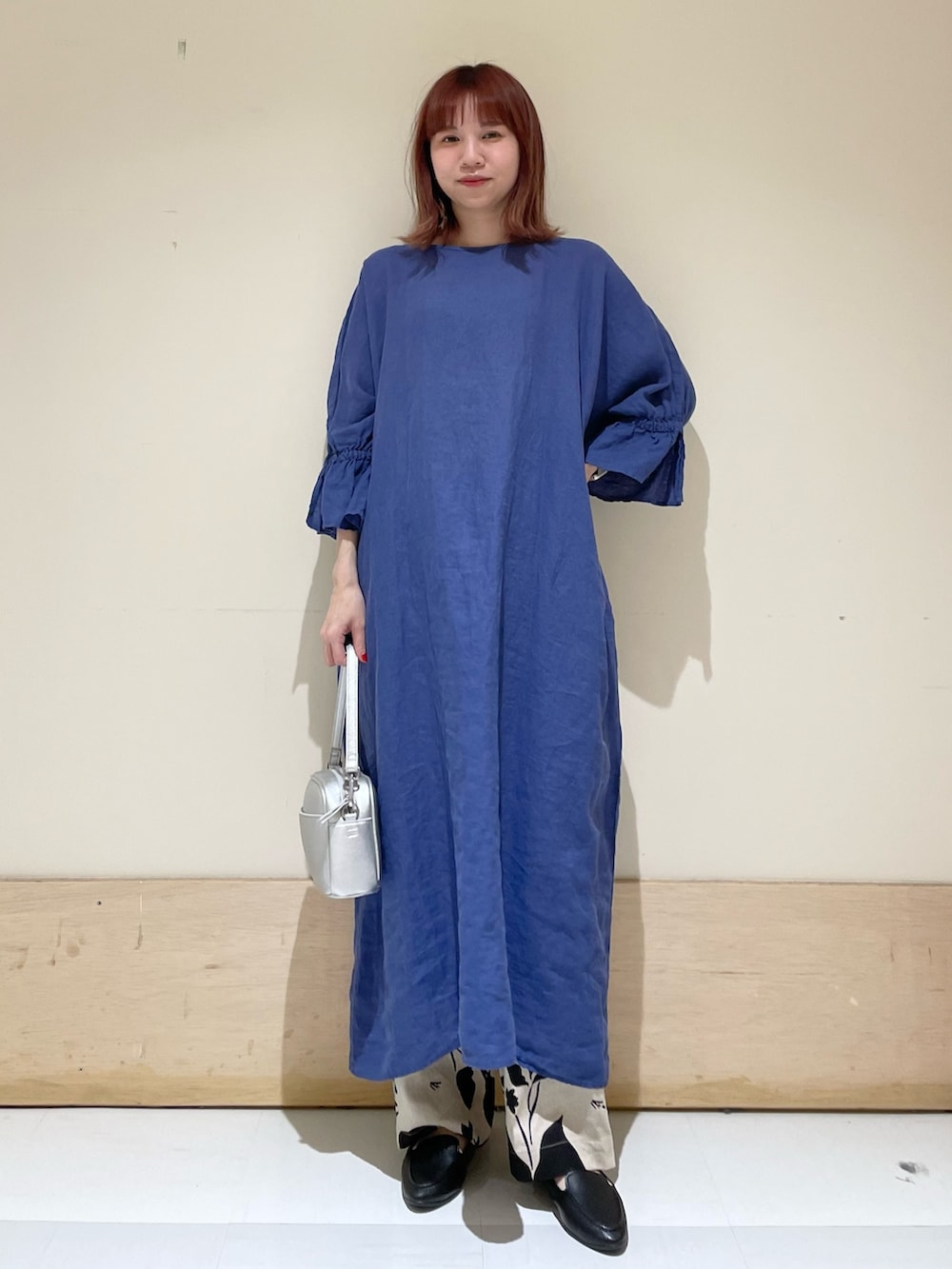 ブルー系のワンピース、ベージュ系のその他パンツ、ブラック系のローファーを着用したレディースの春コーディネートの2枚目の写真