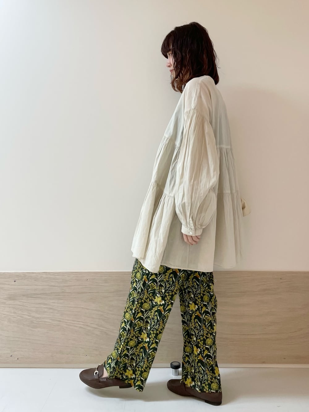 「URBAN RESEARCH DOORS、URBAN RESEARCH DOORS WOMENS、アーバンリサーチドアーズ、レイヤードスタイル、ティアードブラウス、花柄、花柄パンツ、シンプルコーデ、春のNewスタイル、大人カジュアル、春色、お出かけコーデ、休日スタイル、低身長、骨格ストレート」|「URBAN RESEARCH DOORSの撥水ミニショルダーバッグ(ショルダーバッグ、ベージュ系)」を使った、ホンダ マユさん(レディース・152cm)の春コーディネートの5枚目の写真