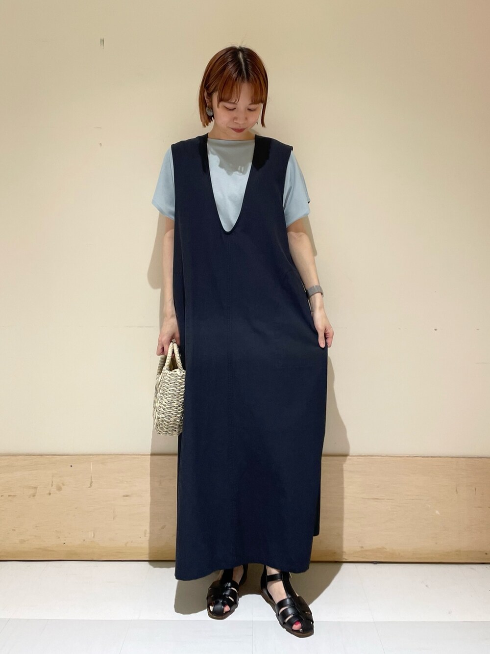 ブルー系のTシャツ/カットソー、ブルー系のワンピース、グレー系のかごバッグを着用したレディースの春コーディネートの2枚目の写真
