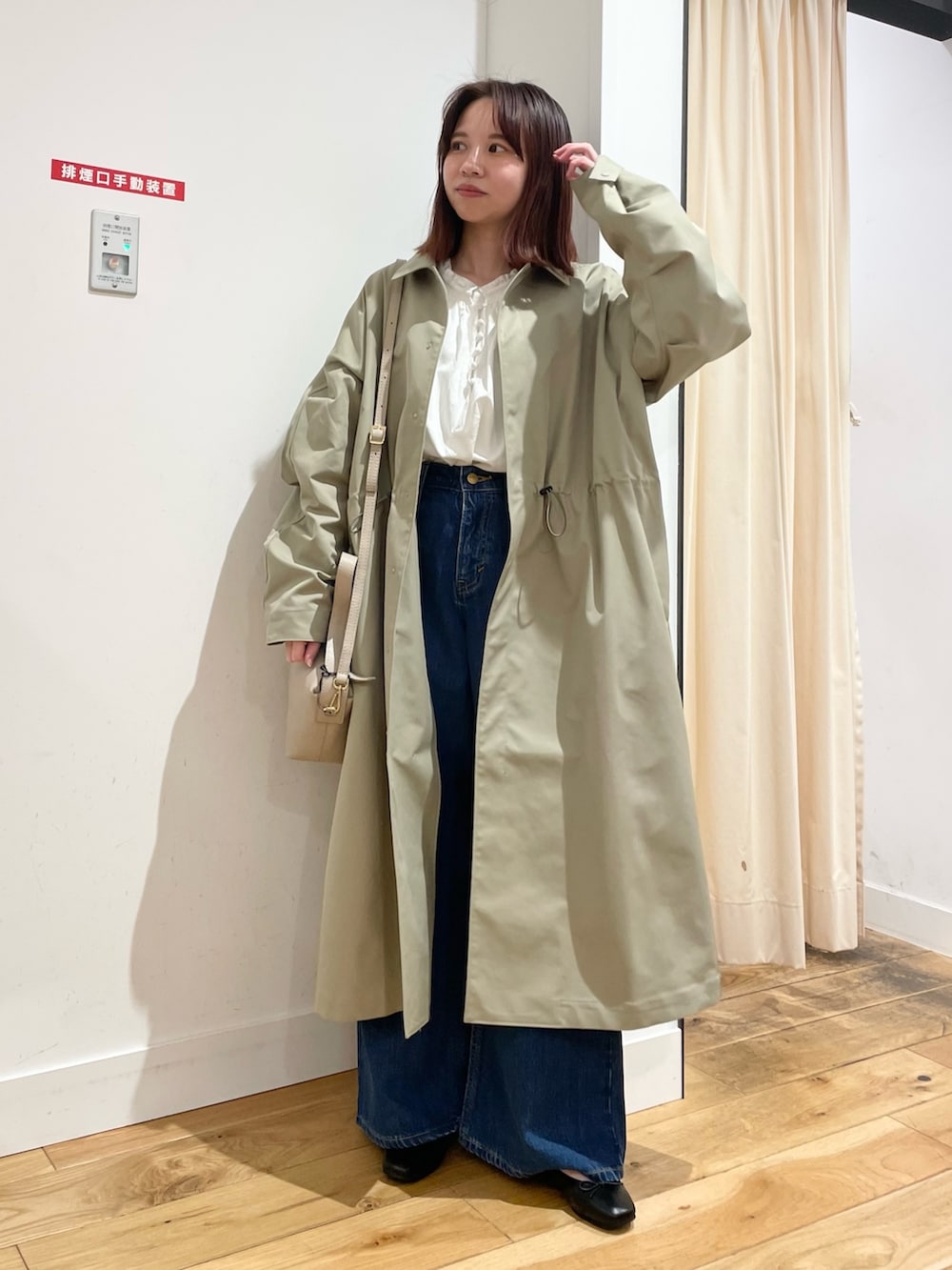 「URBAN RESEARCH DOORS、URBAN RESEARCH DOORS WOMENS、アーバンリサーチドアーズ、EKAL、ステンカラーコート、ブラウス、ブラウス×デニム、LEE、きれいめカジュアル、低身長、骨格ストレート、デートコーデ、ショルダーバッグ、シンプルコーデ、春色」｜「EKALの撥水ステンカラーコート（ステンカラーコート、グリーン系）」を使った、ホンダ マユさん（レディース・152cm）の冬コーディネートの2枚目の写真