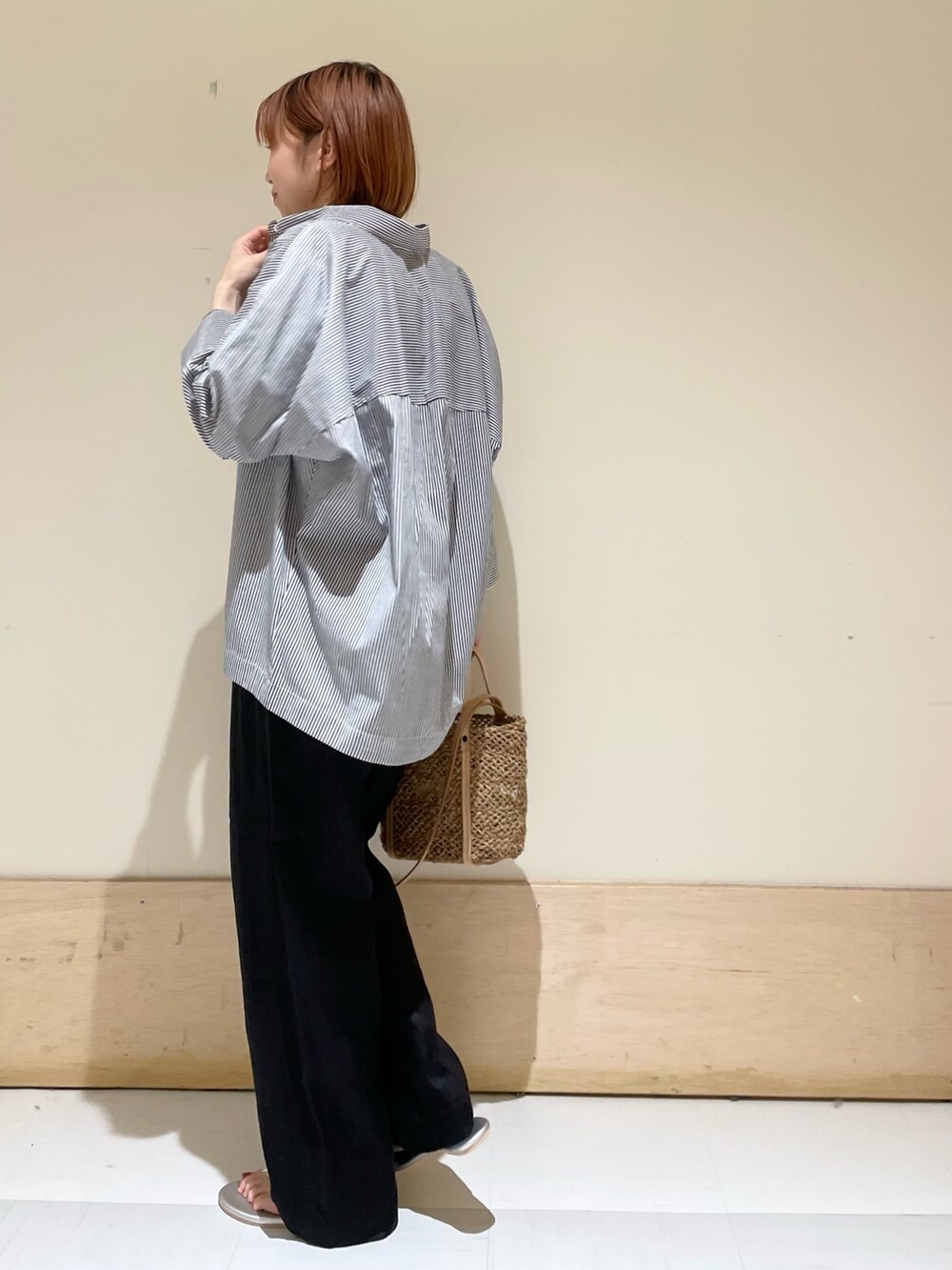 ブラック系のその他パンツ、シルバー系のサンダル、ブルー系のTシャツ/カットソーを着用したレディースの夏コーディネートの6枚目の写真