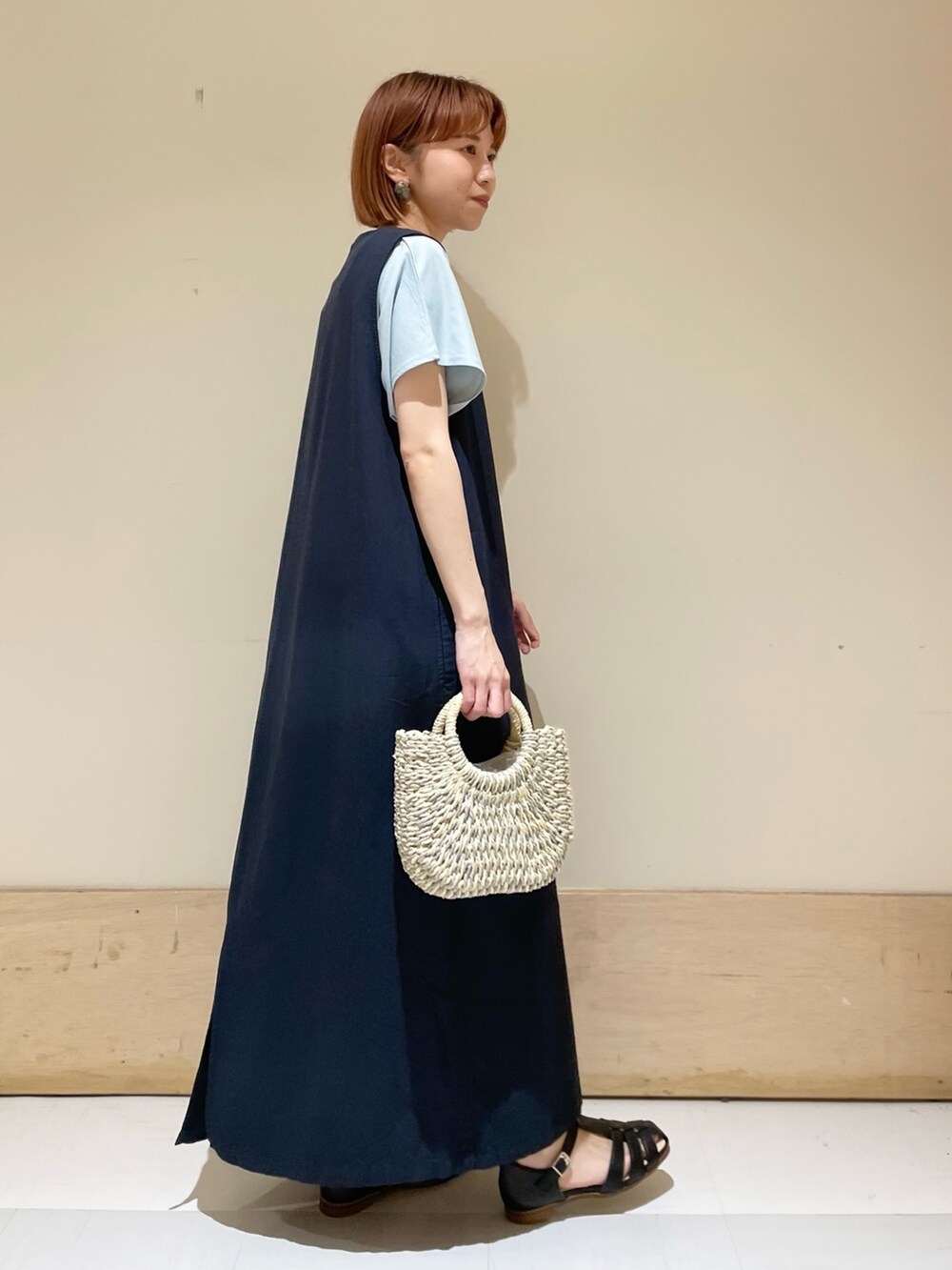 ブルー系のTシャツ/カットソー、ブルー系のワンピース、グレー系のかごバッグを着用したレディースの春コーディネートの5枚目の写真