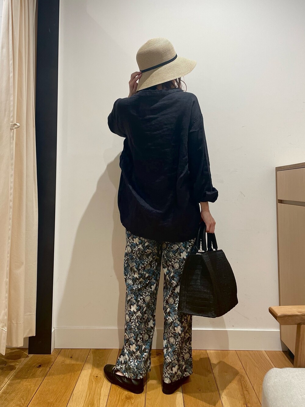 グレー系のその他パンツ、ブラック系のハンドバッグ、ブルー系のシャツ/ブラウスを着用したレディースの春コーディネートの6枚目の写真
