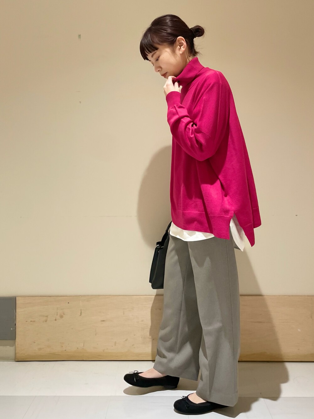 ピンク系のニット/セーター、グレー系のその他パンツ、ホワイト系のTシャツ/カットソーを着用したレディースの冬コーディネートの3枚目の写真