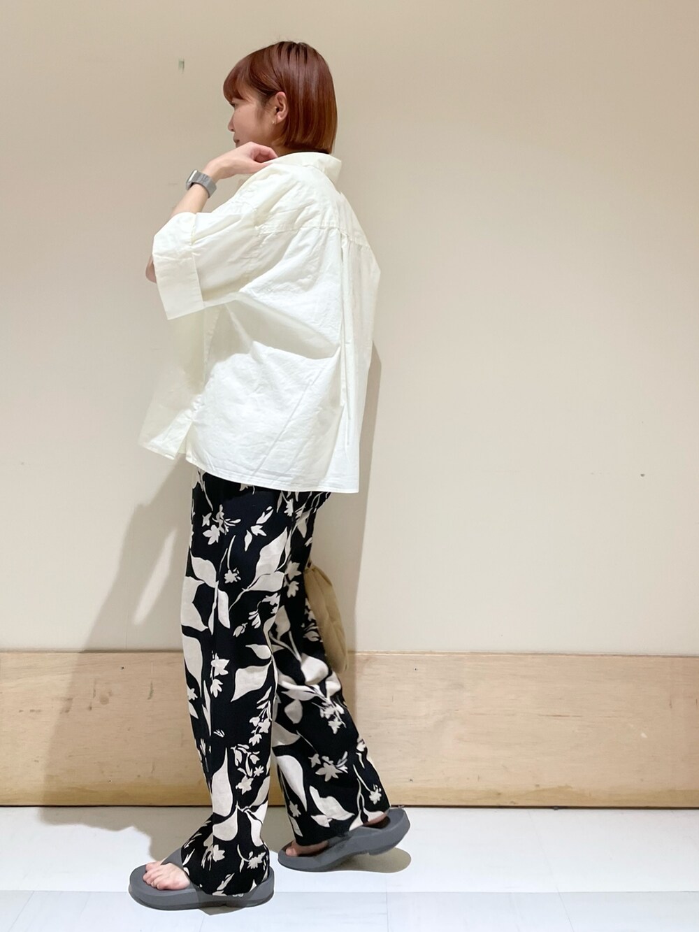 ブラック系のその他パンツ、グレー系のサンダル、ベージュ系のショルダーバッグを着用したレディースの春コーディネートの6枚目の写真