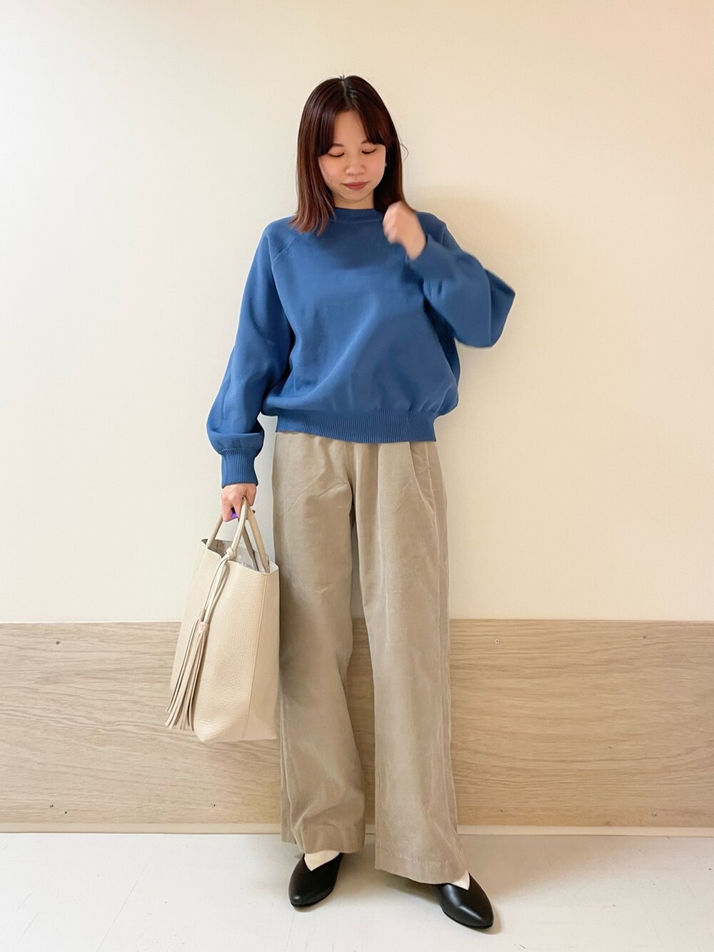 ブルー系のニット/セーター、ベージュ系のその他パンツ、ブラック系のパンプスを着用したレディースの冬コーディネートの2枚目の写真