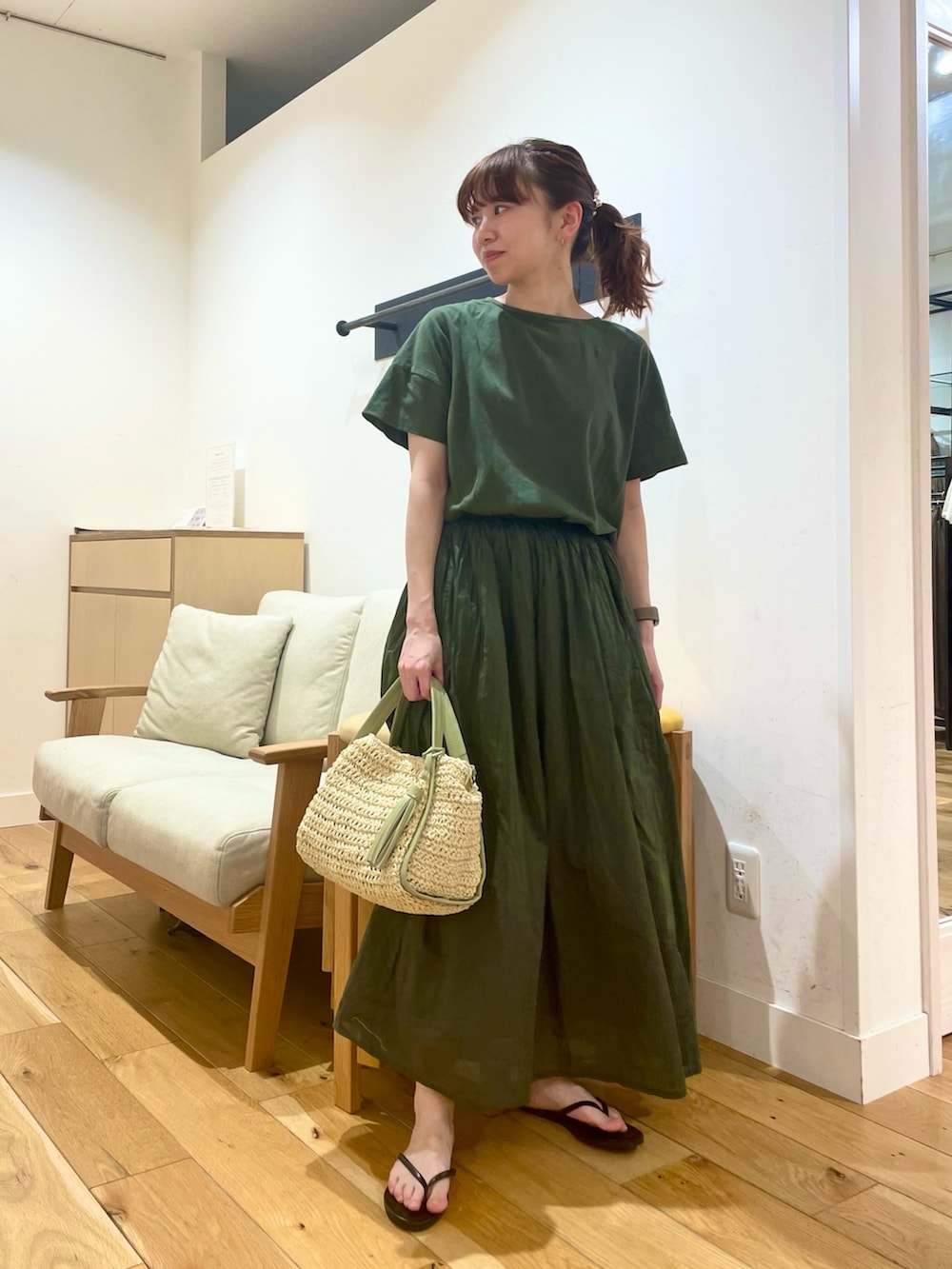 「URBAN RESEARCH DOORS、URBAN RESEARCH DOORS WOMENS、アーバンリサーチドアーズ、ワンピース、グリーン、緑、ギャザーワンピース、お出掛けコーデ、休日スタイル、春夏コーデ、シンプルコーデ、きれいめカジュアル、楽ちんコーデ、低身長コーデ、骨格ストレート」｜「URBAN RESEARCH DOORSのコットンボイルドッキングギャザーワンピース（ワンピース、グリーン系）」を使った、ホンダ マユさん（レディース・152cm）の夏コーディネートの2枚目の写真