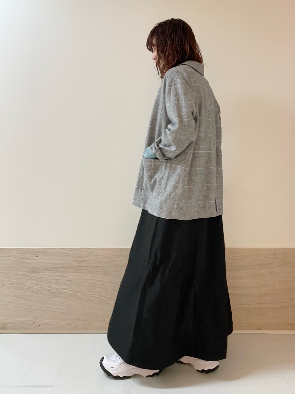 その他のその他アウター、グリーン系のカーディガン/ボレロ、ブラック系のスカートを着用したレディースの春コーディネートの4枚目の写真