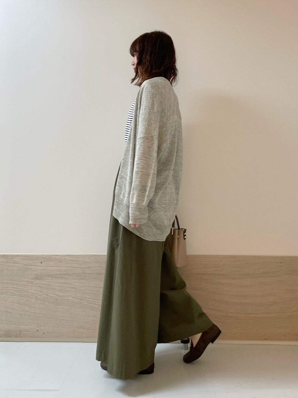 グレー系のカーディガン/ボレロ、グリーン系のその他パンツを着用したレディースの春コーディネートの7枚目の写真