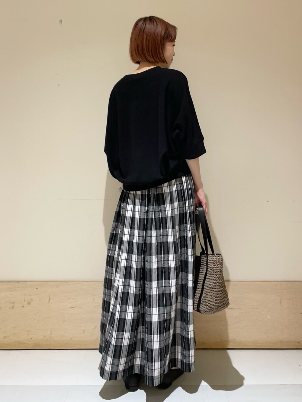 ブラック系のTシャツ/カットソー、ブラック系のスカート、グレー系のトートバッグを着用したレディースの春コーディネートの10枚目の写真