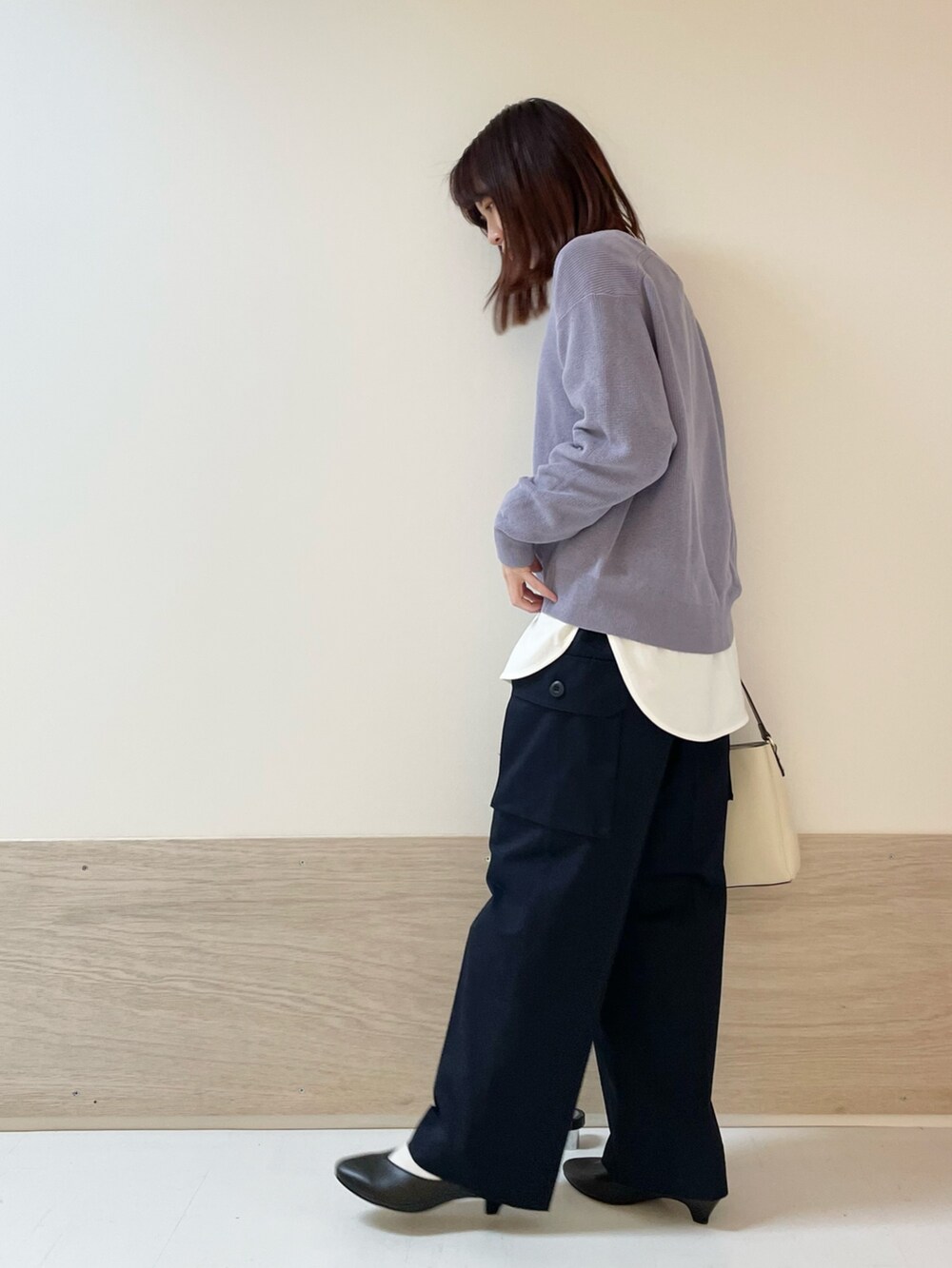 パープル系のニット/セーター、ホワイト系のTシャツ/カットソー、ブルー系のカーゴパンツを着用したレディースの春コーディネートの5枚目の写真